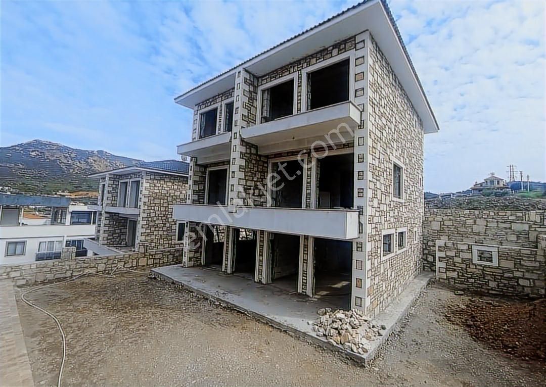 Yeni Foça Narezen'de Denize Yakın Sıfır 3+1 Tripleks Villa - Görsel 13