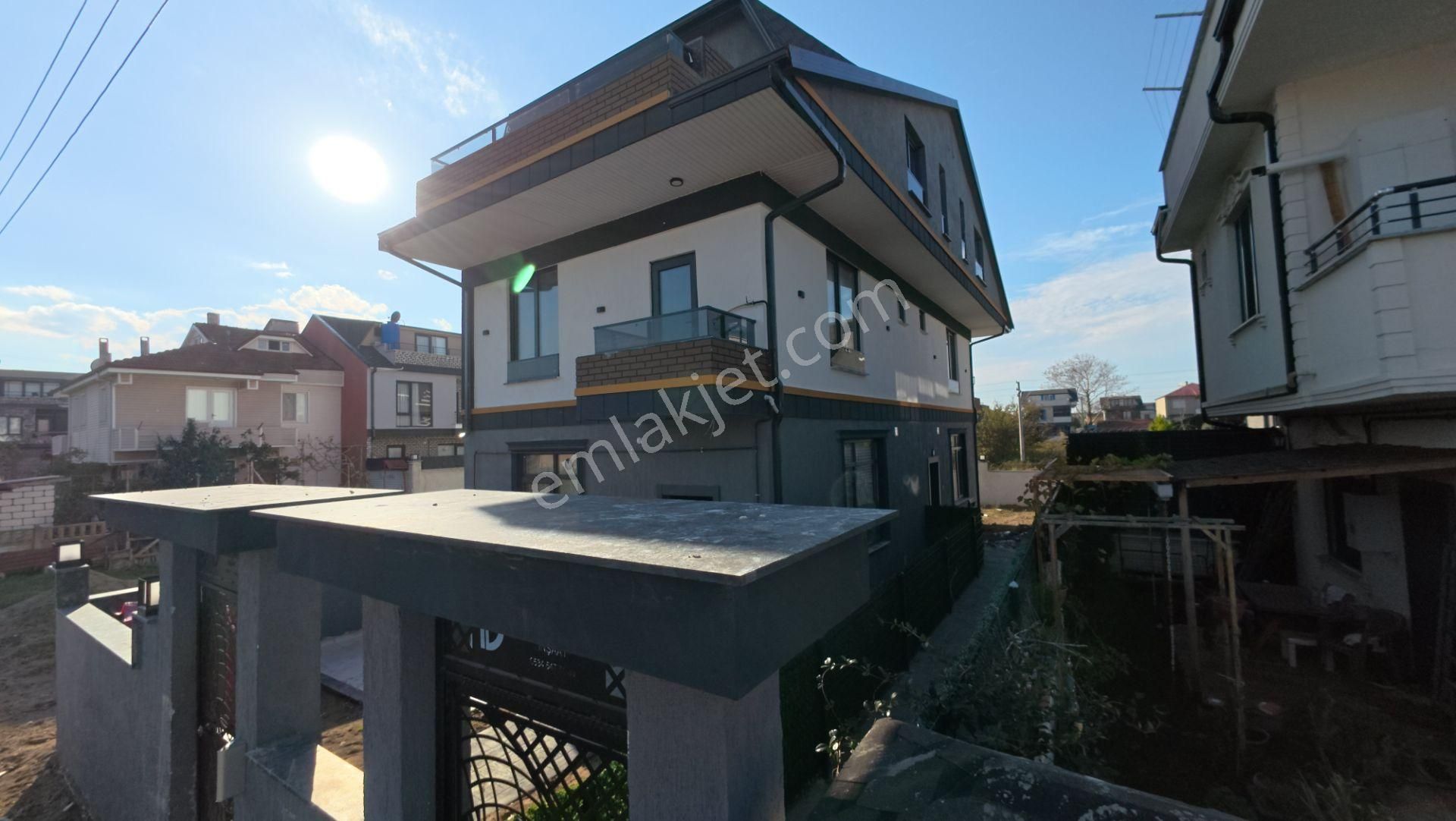 Sakarya Kocaali'de Geniş Bahçeli 3+1 Modern Villa