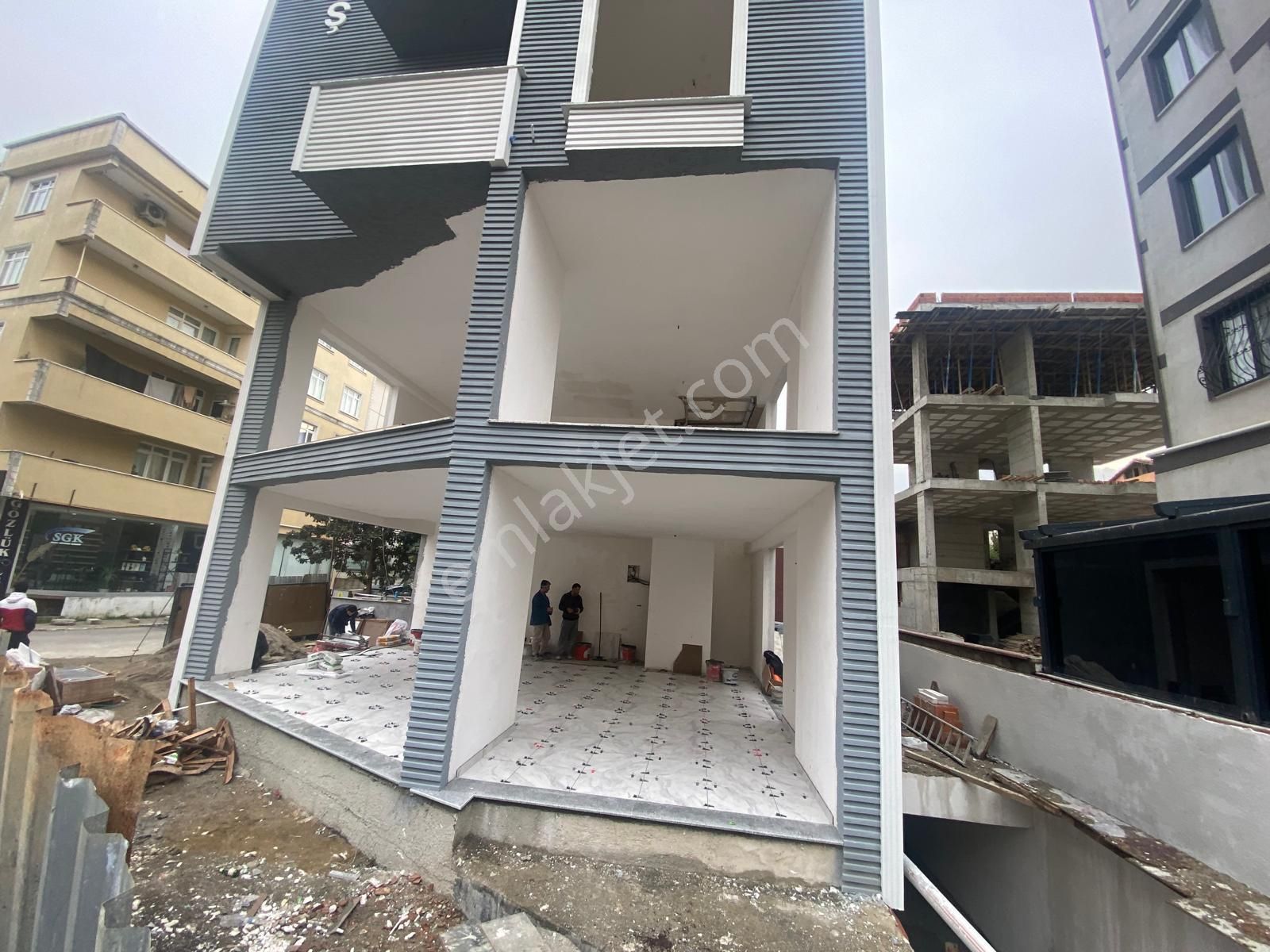 Esenyalı Ana Cadde Üzeri Köşe Başı Mükemmel Yeni Sıfır Dükkan