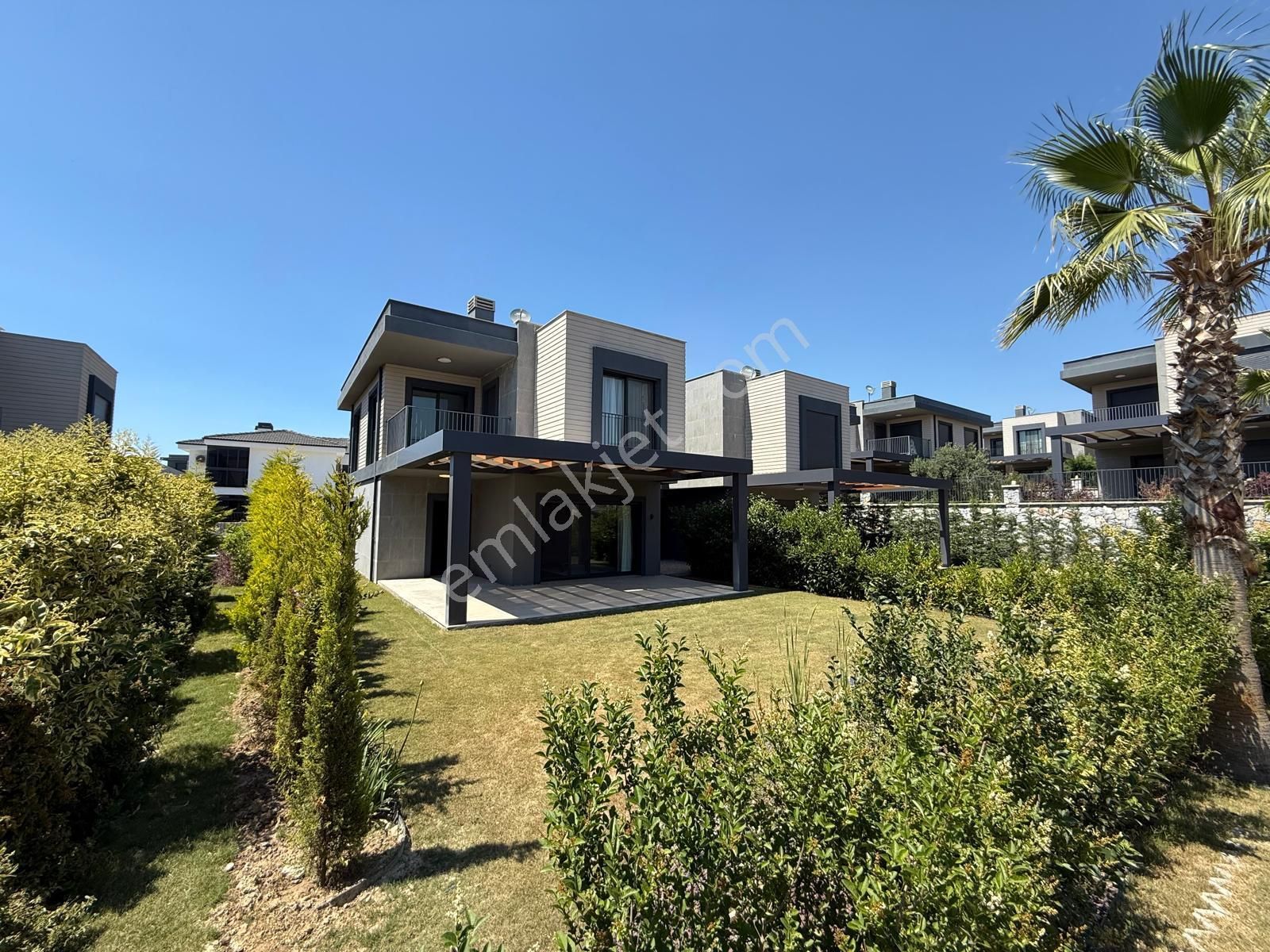 Havuzlu Site - Full Eşya - Alt Katta Oda - 4+1 Villa