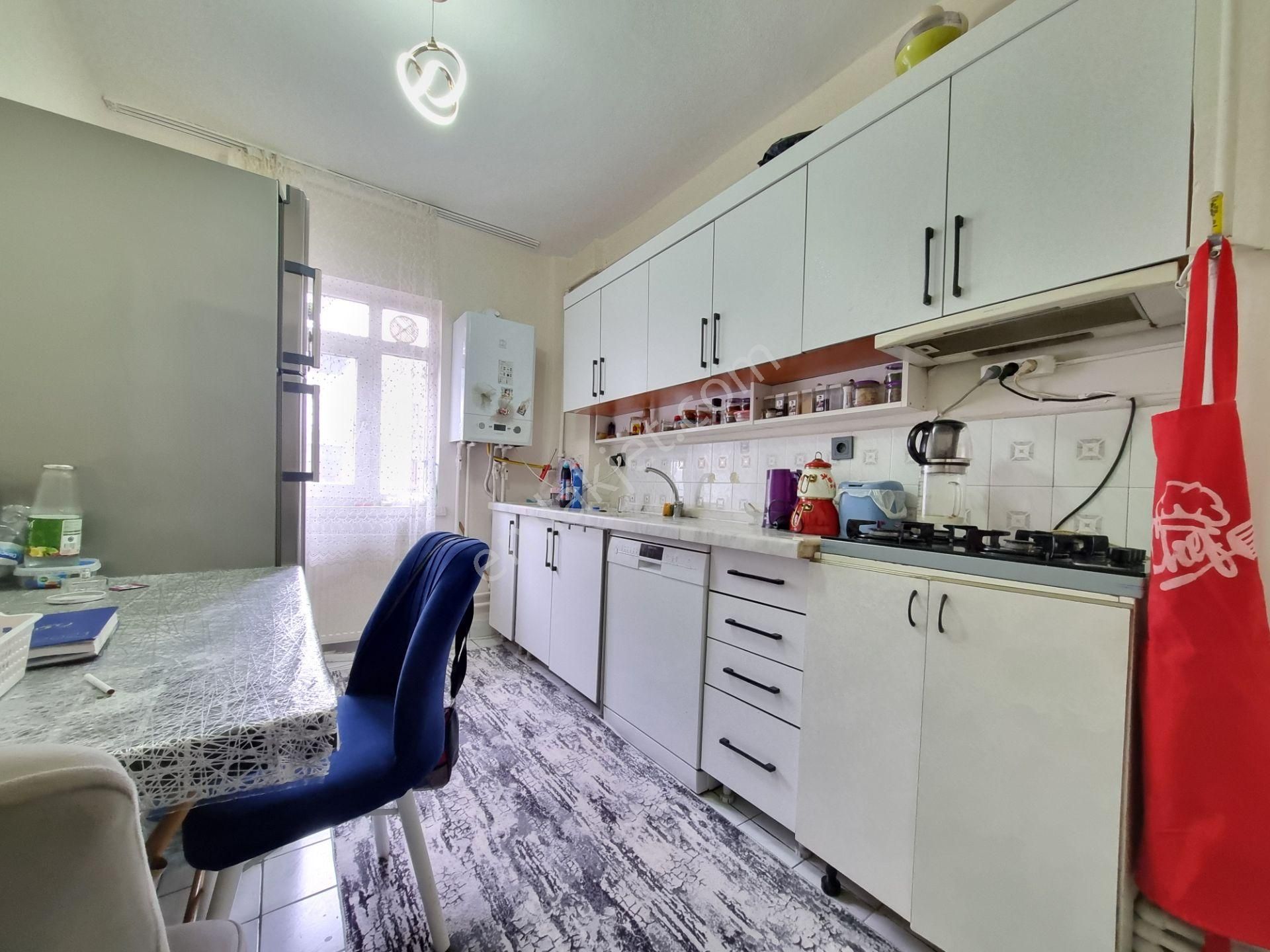 Cadde Üzeri - Yapılı - 3+1 Satılık Daire...