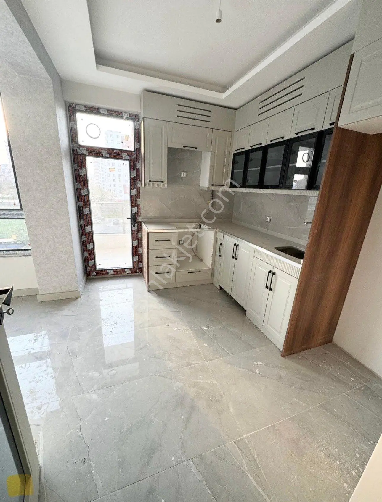 Üçkuyularda Satılık 2+1 Orta Kat Lüks Daire
