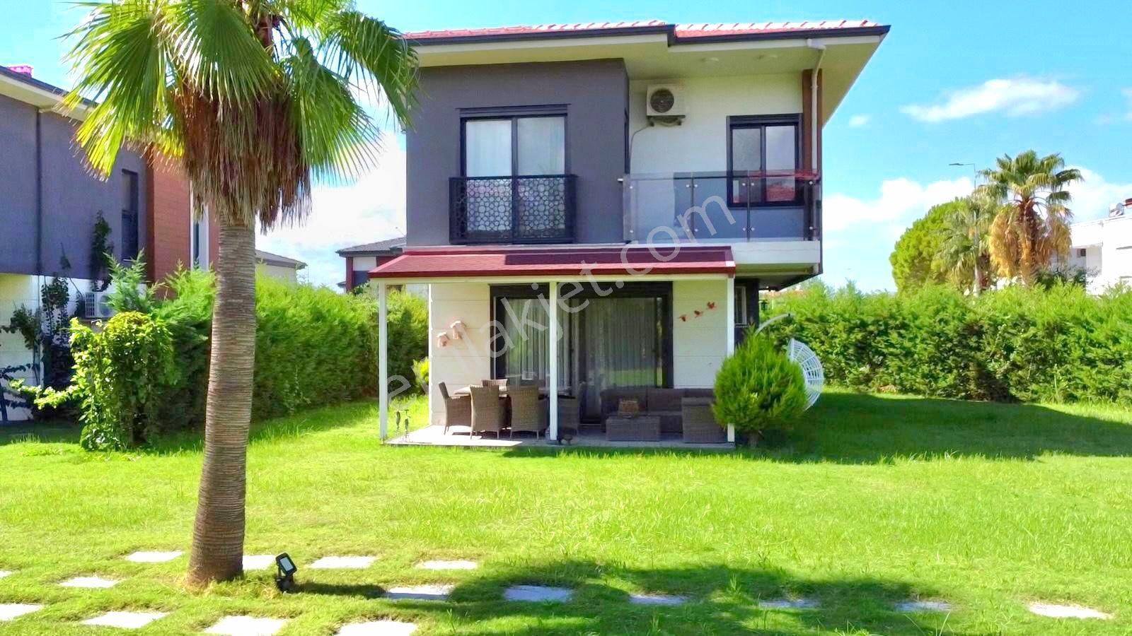 Plaja Yakın Havuzlu Sitede Köşe Konumlu Geniş Bahçeli Tek Müstakil Villa