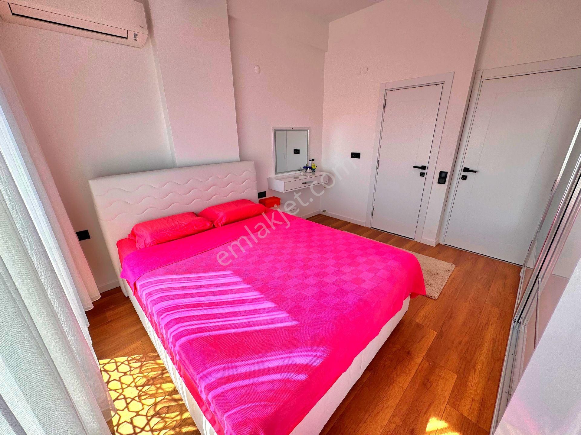 Plaja Yakın Havuzlu Sitede Köşe Konumlu Geniş Bahçeli Tek Müstakil Villa - Görsel 33