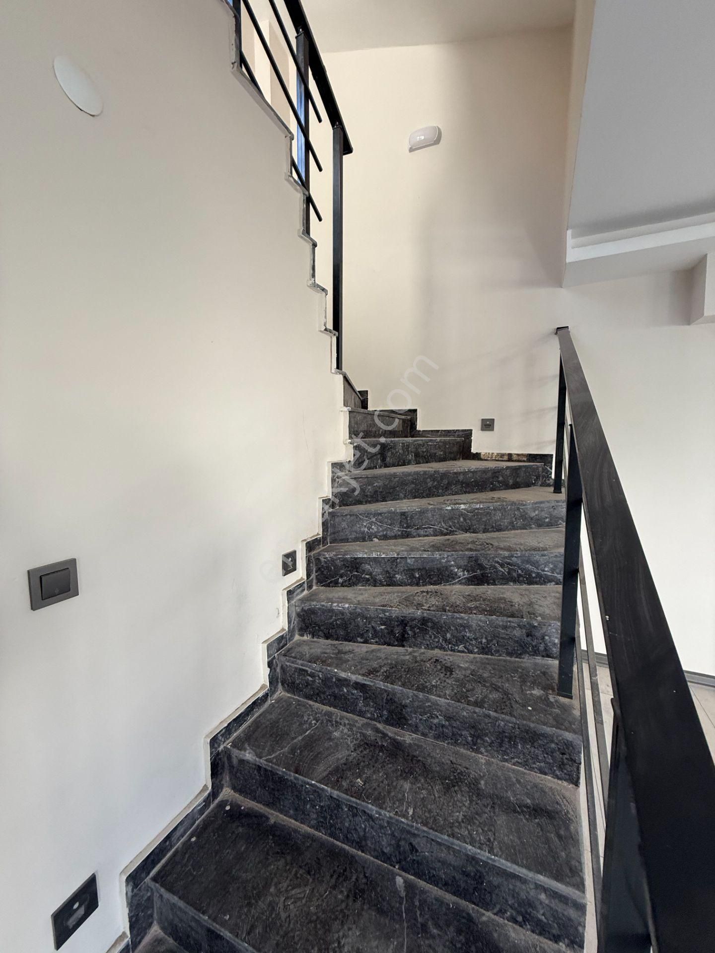 Villalar Bölgesinde Bahçeli 3+1 Konforlu Villa - Görsel 8