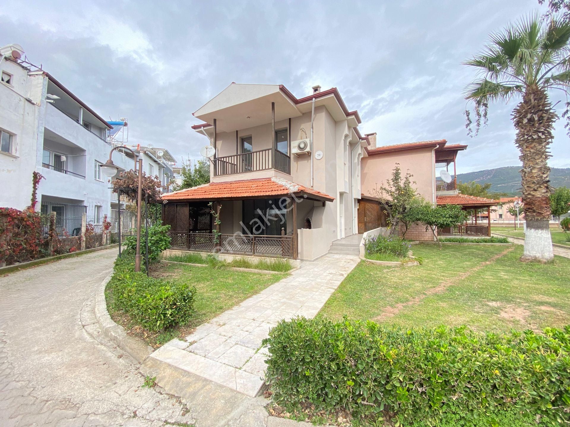 Ürkmez De Plaja 100m Açık Olimpik Havuzlu Bahçeli 3+1 Satılık Villa