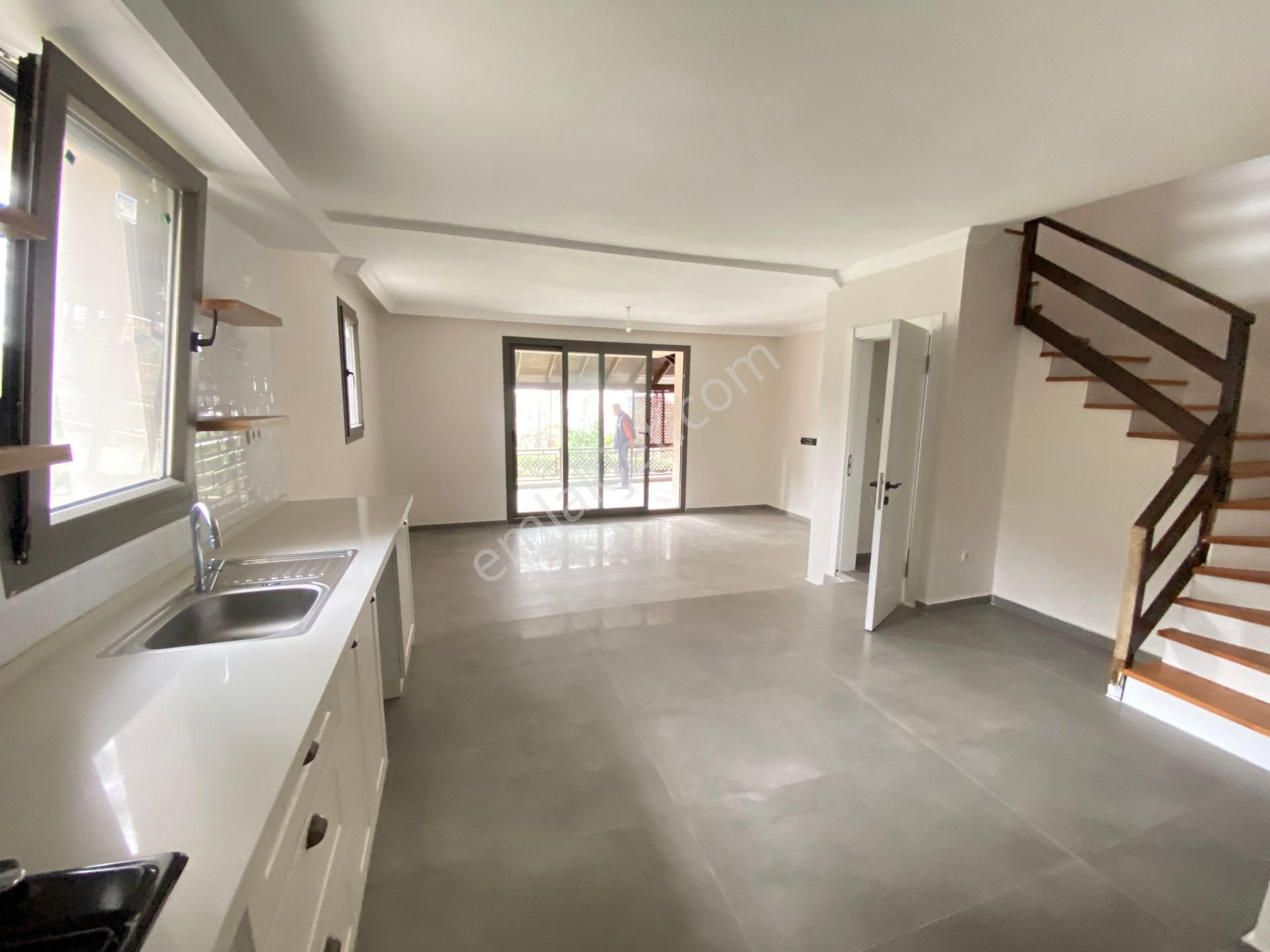 Ürkmez De Plaja 100m Açık Olimpik Havuzlu Bahçeli 3+1 Satılık Villa - Görsel 13