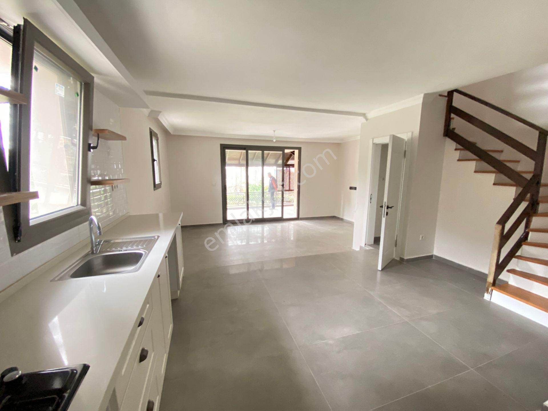 Ürkmez De Plaja 100m Açık Olimpik Havuzlu Bahçeli 3+1 Satılık Villa - Görsel 12