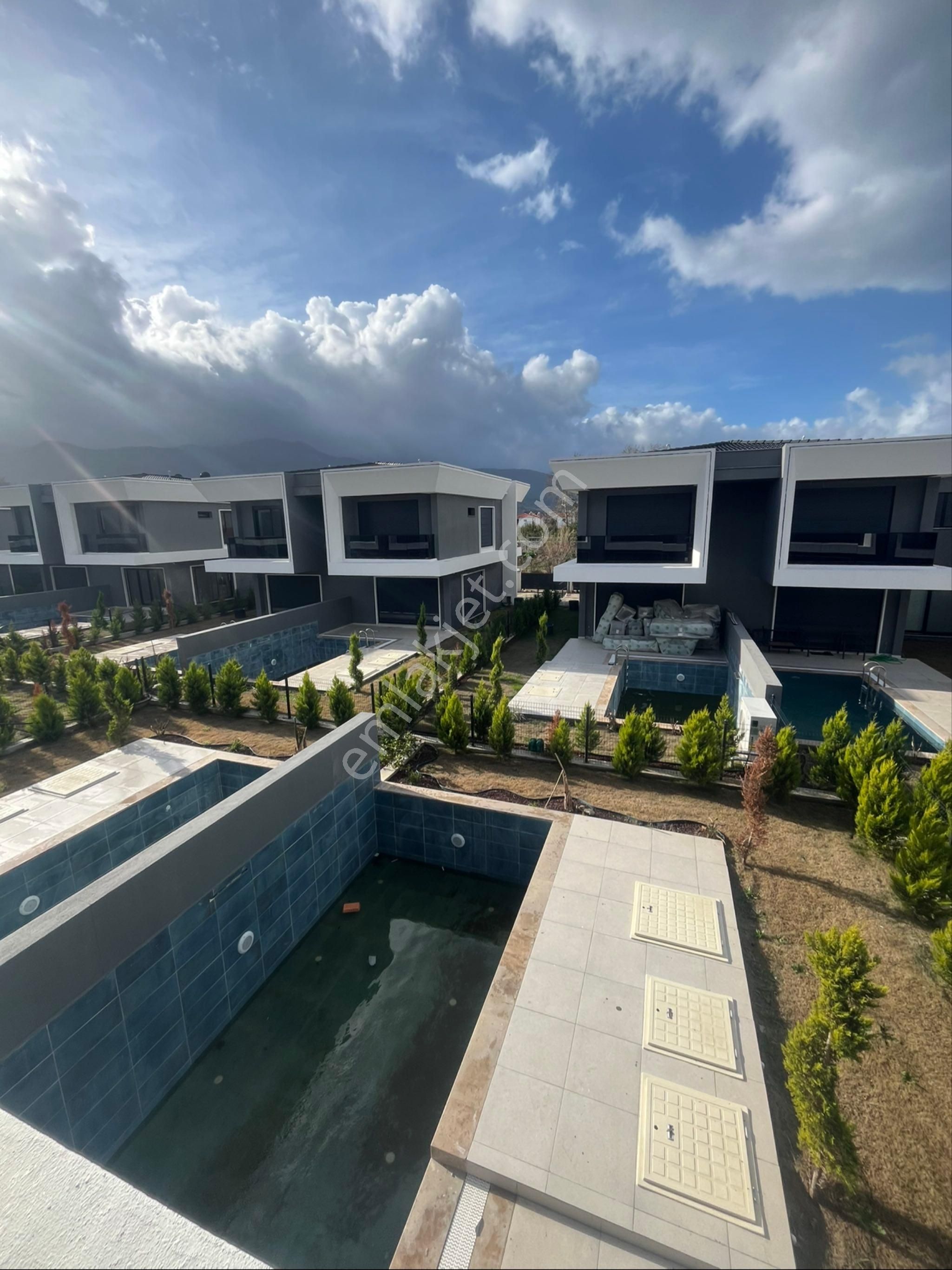 Davutlarda Özel Havuzlu Bahçeli Sıfır 3+1 Villa - Görsel 28