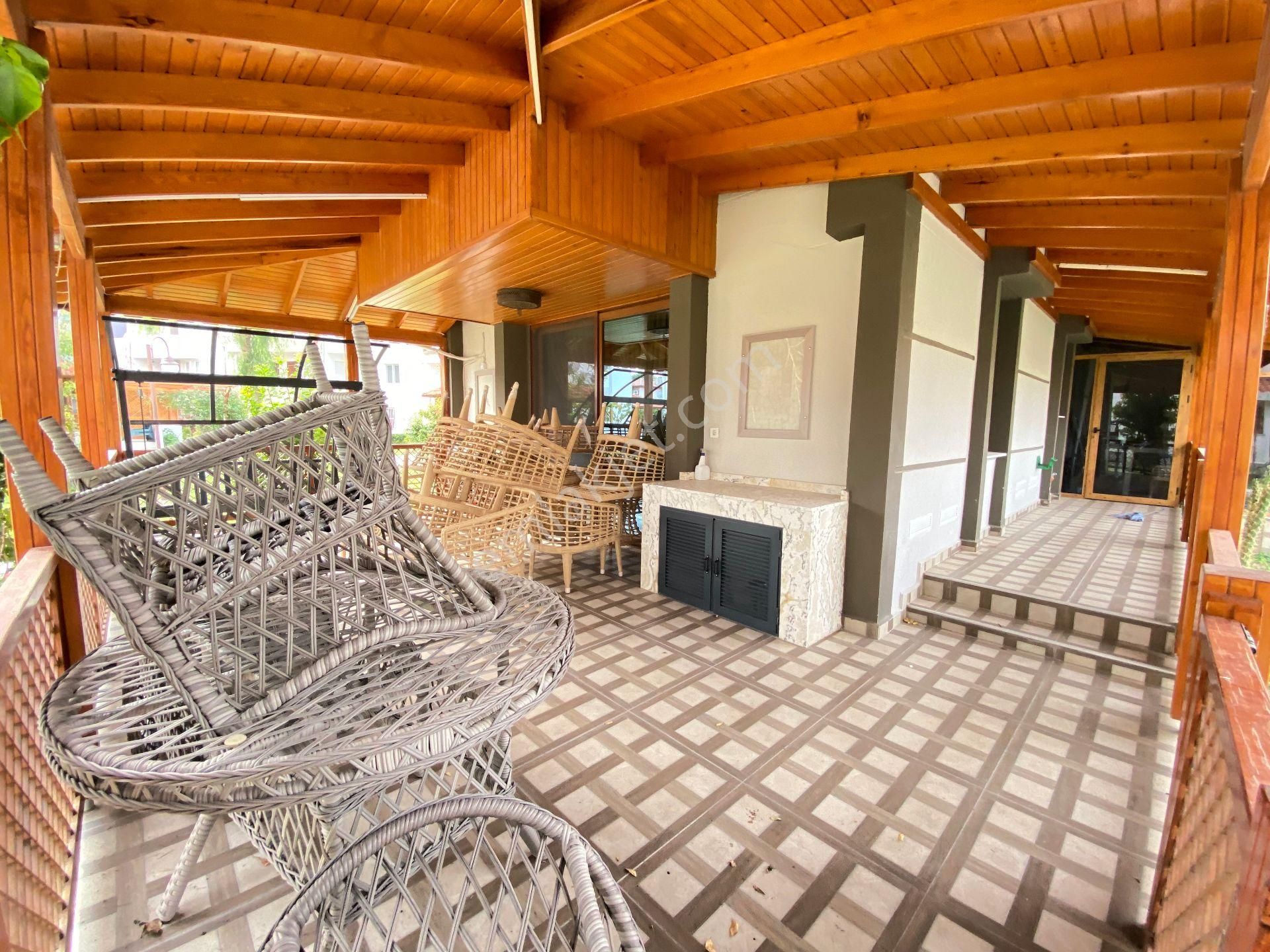 İzmir Ürkmez'de Bahçeli Masrafsız Plaja 50m 3+1 Satılık Villa - Görsel 5