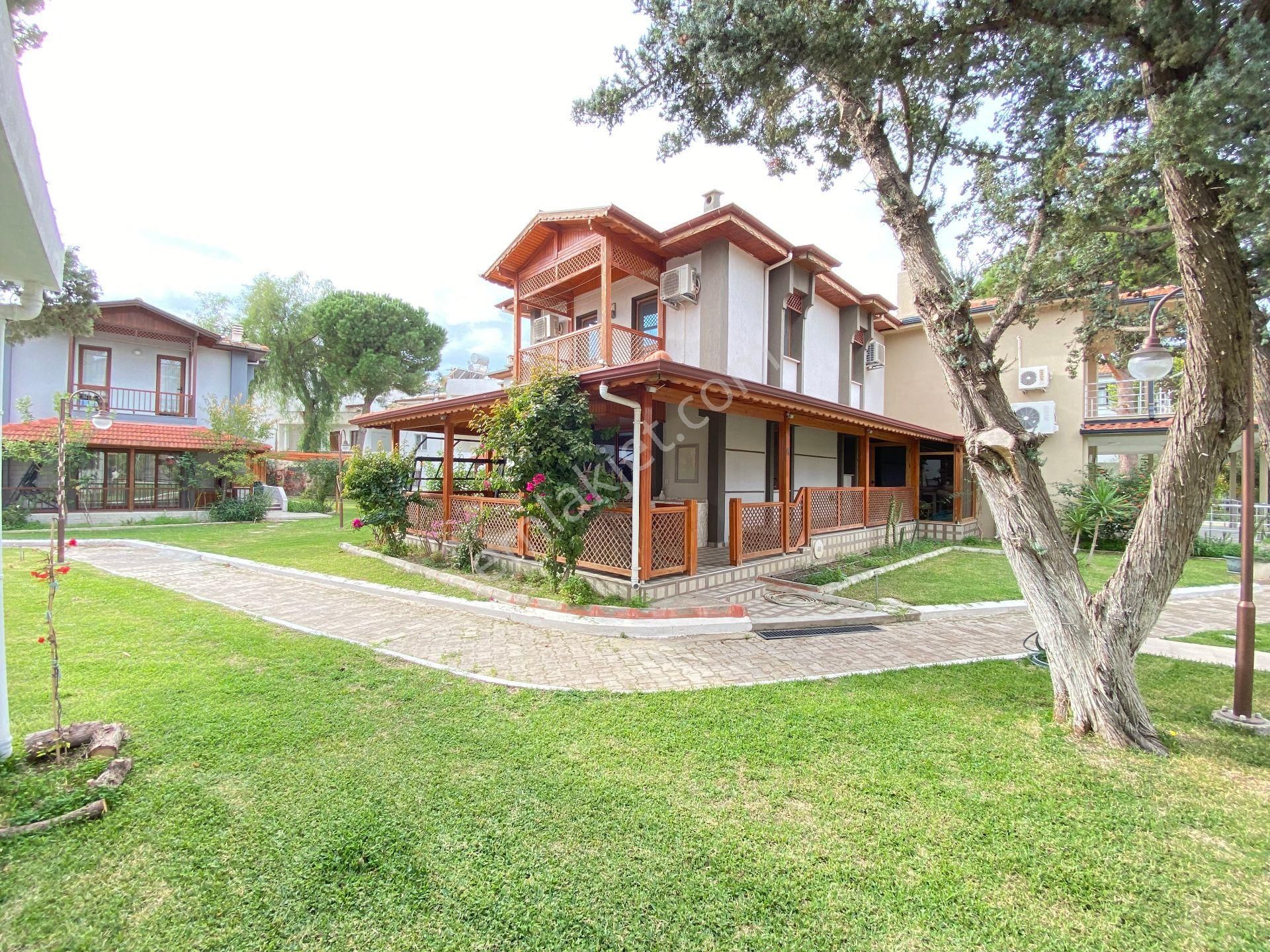 İzmir Ürkmez'de Bahçeli Masrafsız Plaja 50m 3+1 Satılık Villa - Görsel 3