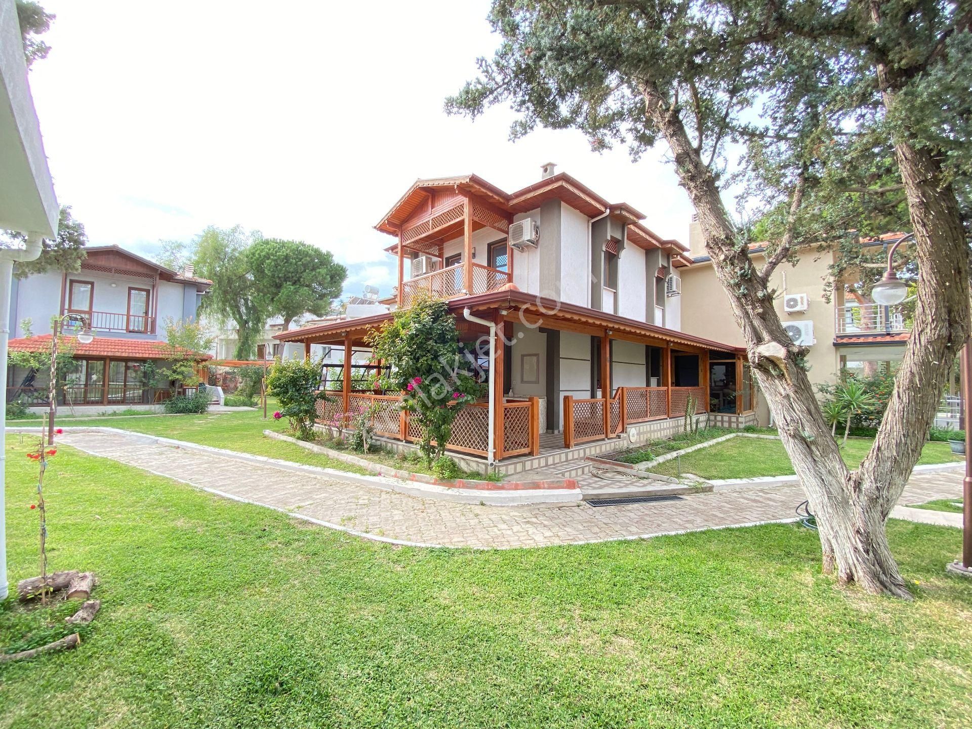 İzmir Ürkmez'de Bahçeli Masrafsız Plaja 50m 3+1 Satılık Villa - Görsel 2