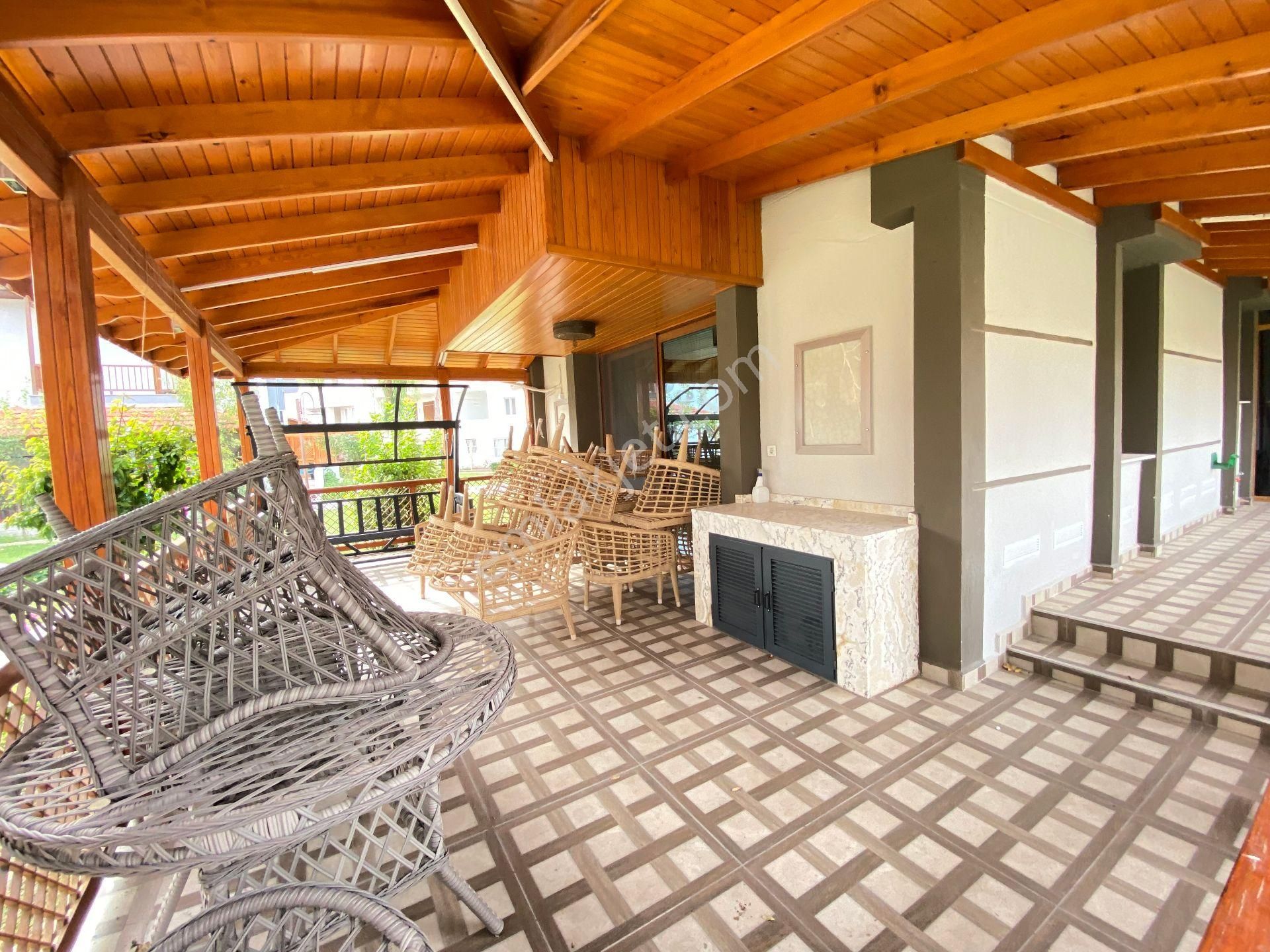 İzmir Ürkmez'de Bahçeli Masrafsız Plaja 50m 3+1 Satılık Villa - Görsel 7