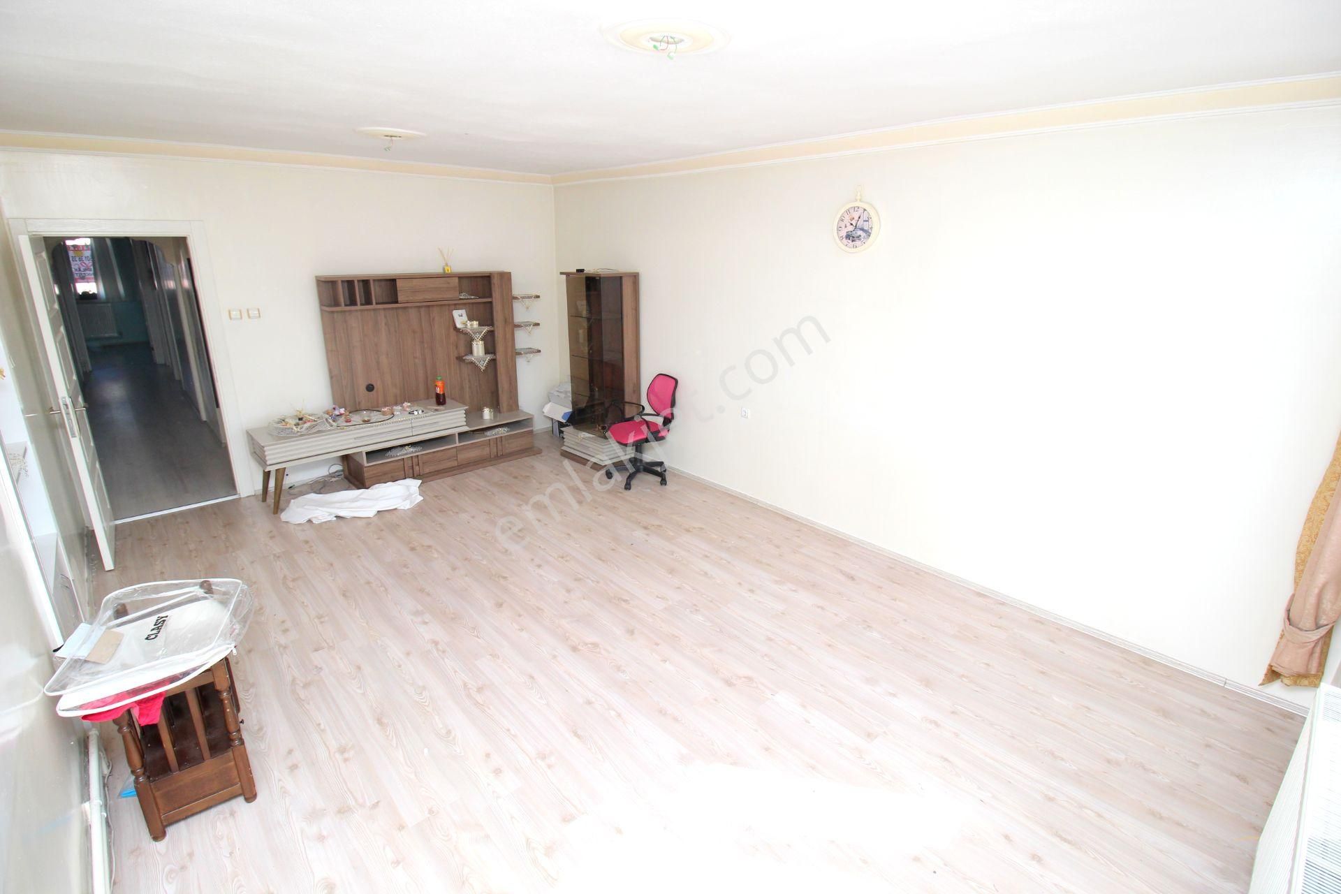 Emre Emlaktan Topçu Mahallesinde Site İçerisinde **boş** Kiralık 3+1 Daire - Görsel 2