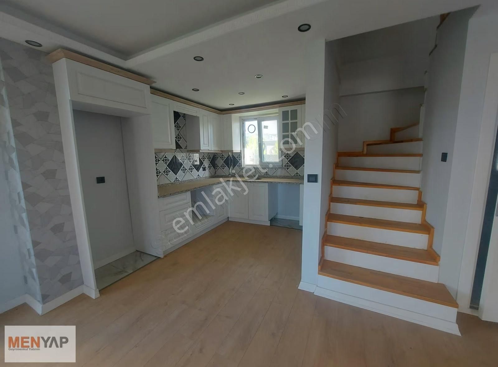 Deniz Tarafında 3+1 İskanlı Bahçeli Tribleks Villa - Görsel 18