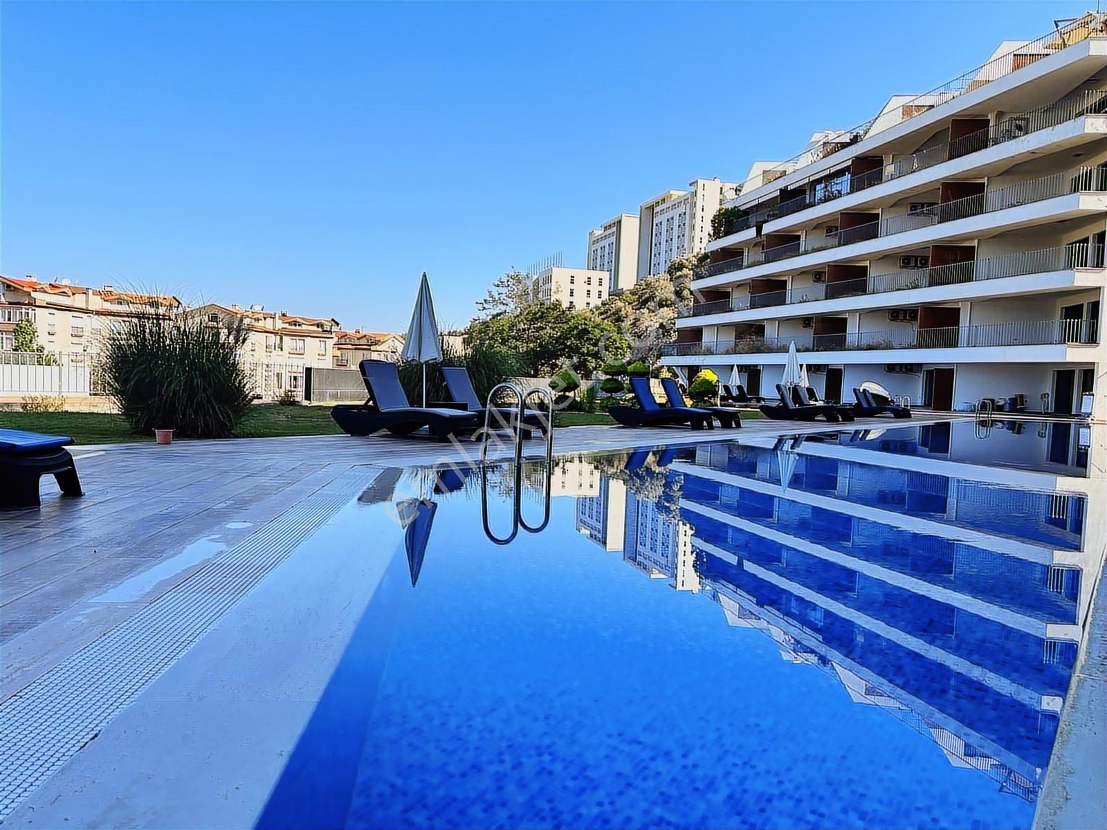 Kuşadası Ege Mahallesinde Ful Deniz Manzaralı ,havuzlu 3+1 Daire