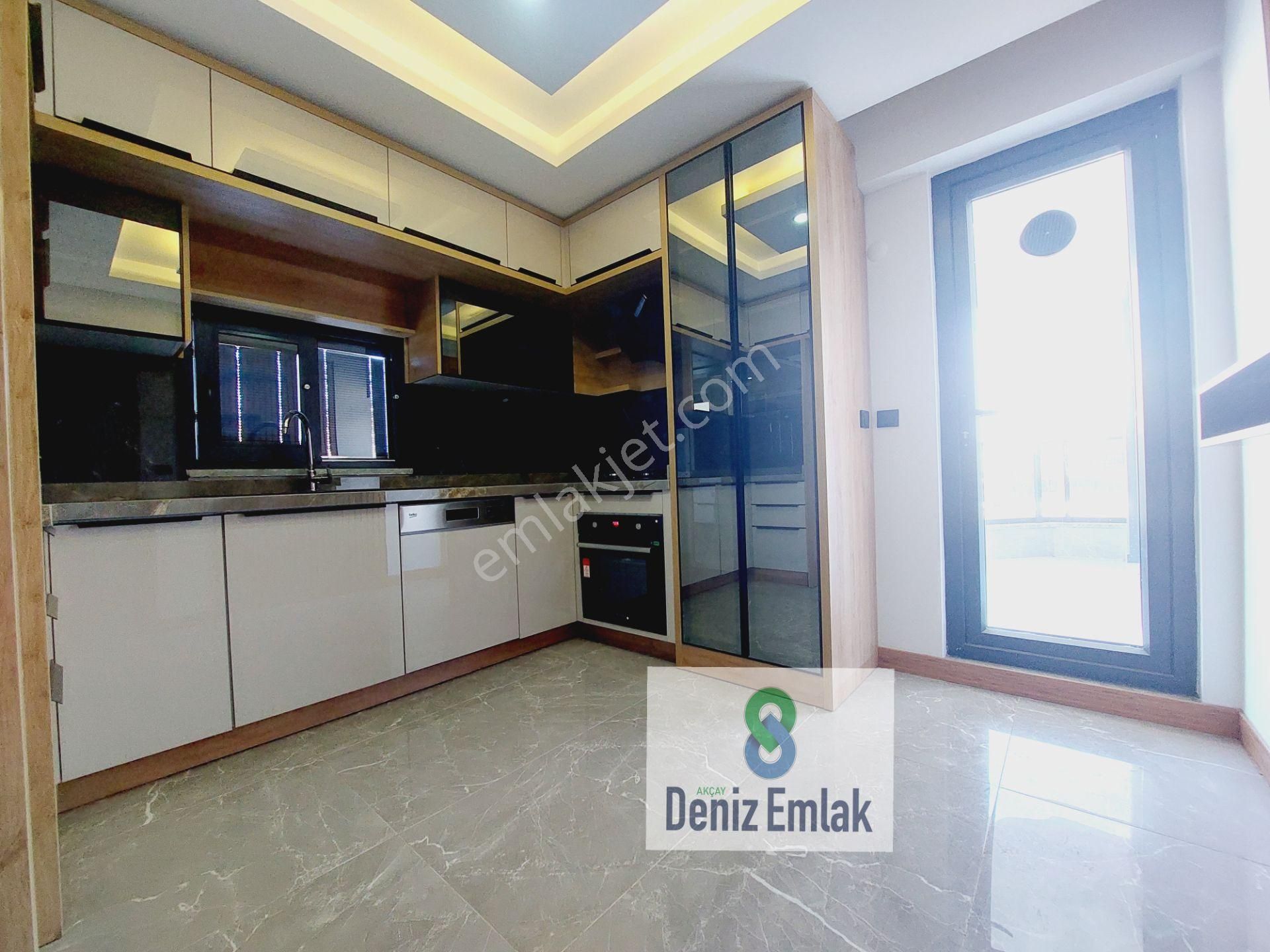 Denizden Akçayda Öncephe Arakat Kapalı Otoparklı Satılık 3+1 Daire.