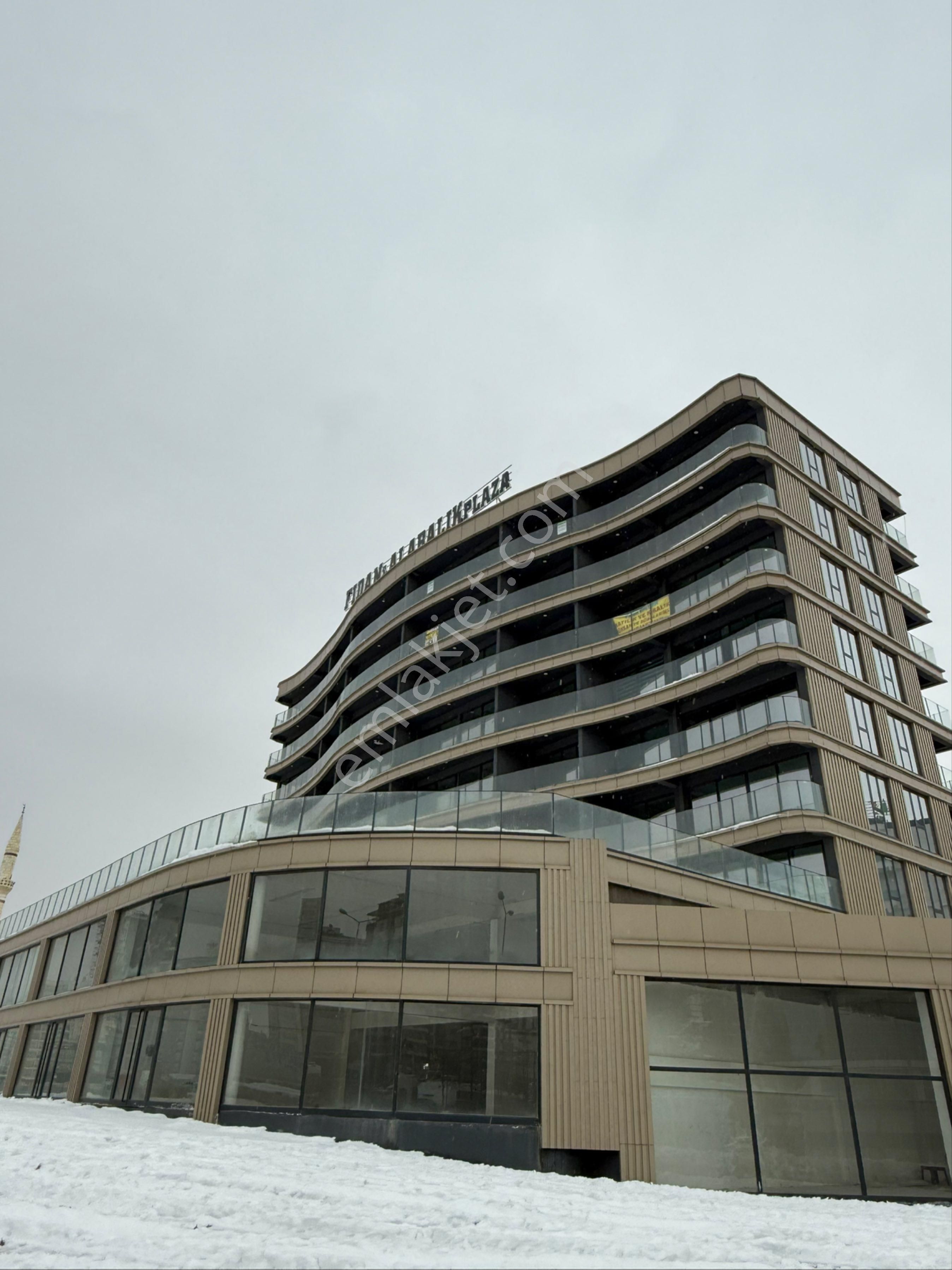 İncom Line Gayrimenkul'den Otogar Kavşağı Fidan & Alabalık Plaza'da 2+1 Kiralık Büro-ofis