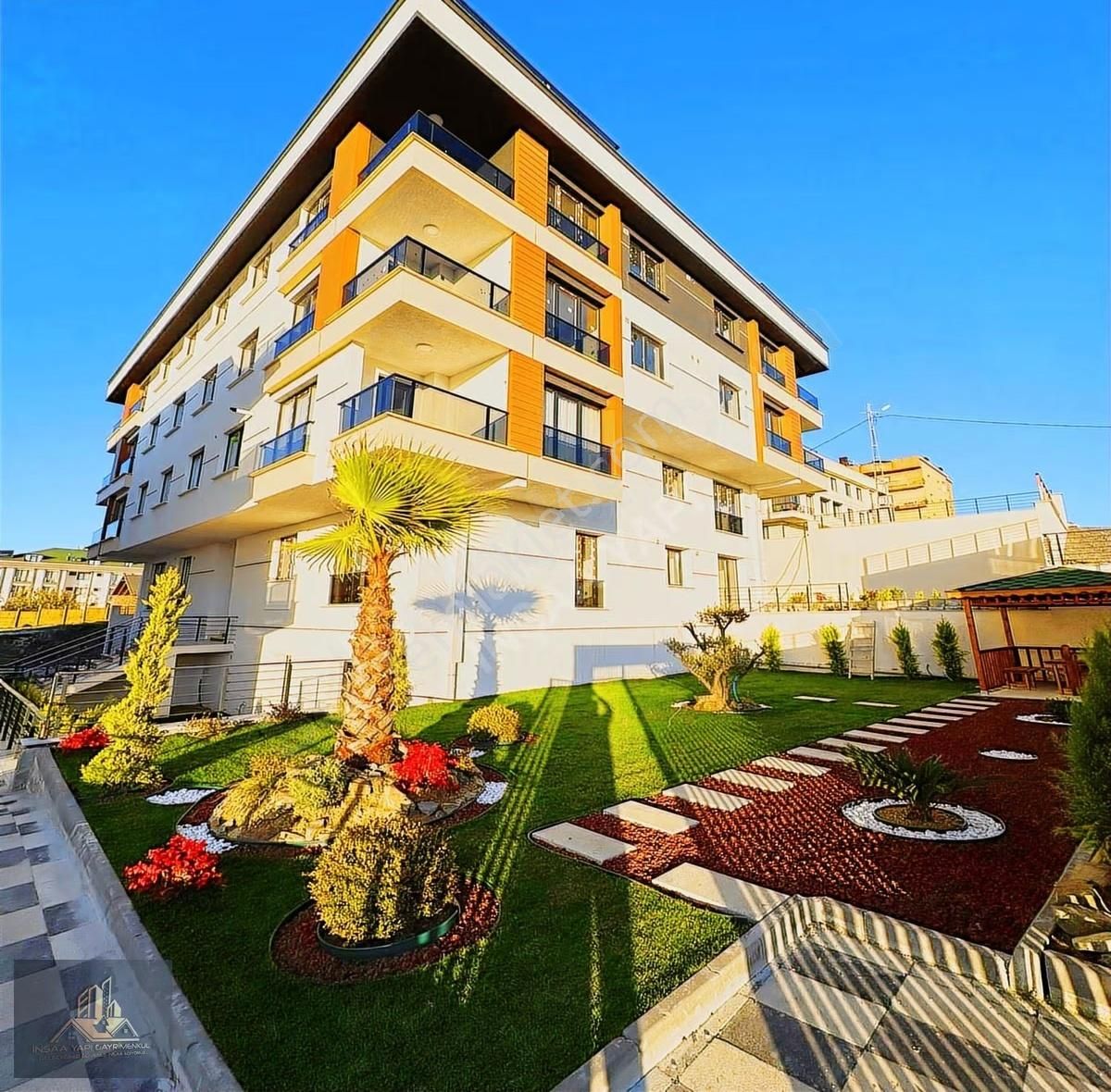 Beylikdüzü Kavaklı'da Satılık 2+1 Vadi Manzaralı Site İçi Daire