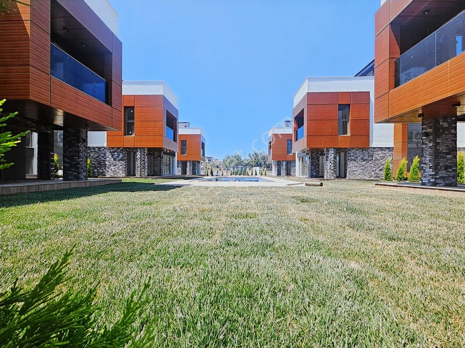 Eu Gayrimenkulden Denize Yakın Site İçinde Havuzlu 4+1 Villa