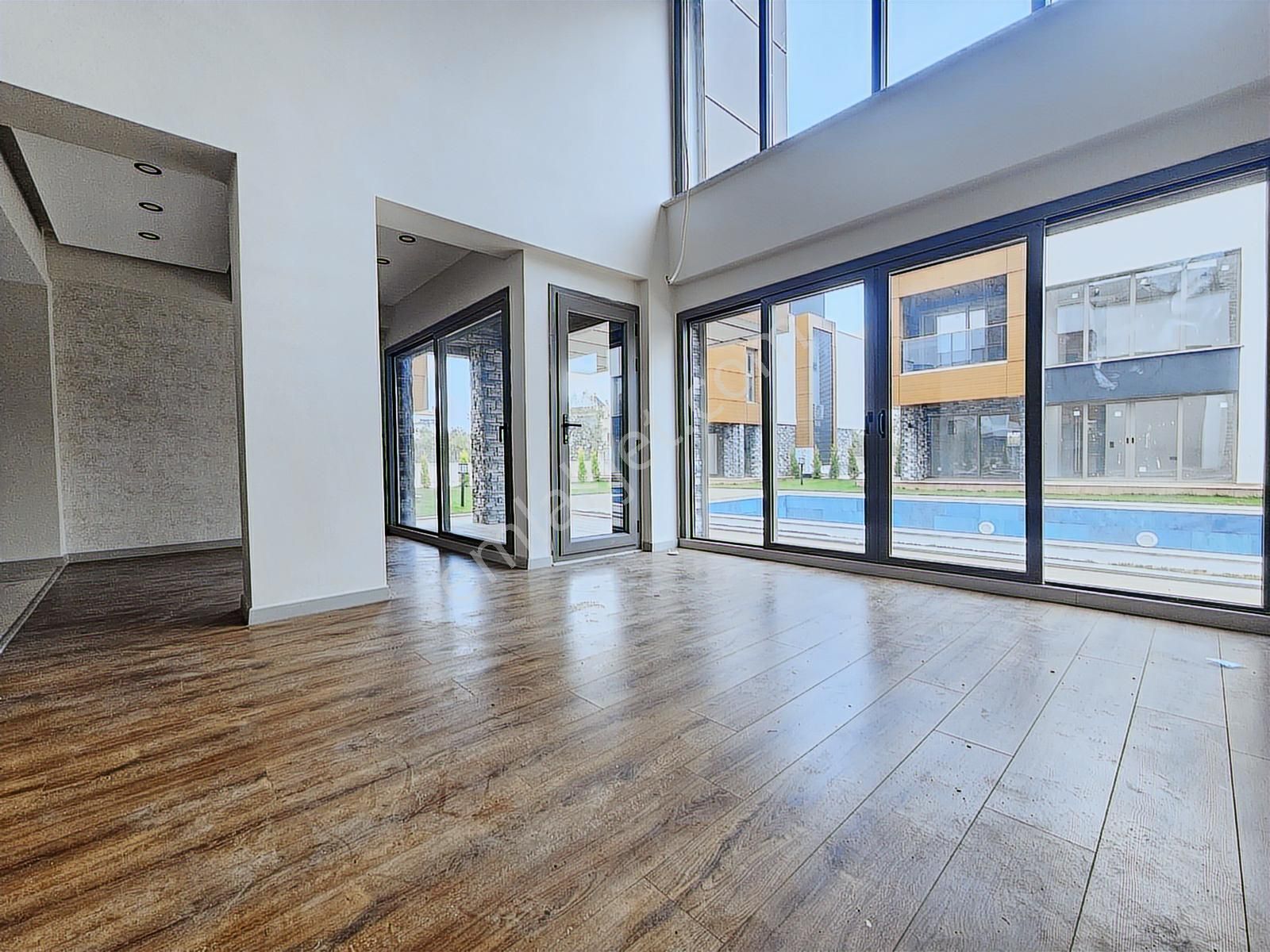 Eu Gayrimenkulden Denize Yakın Site İçinde Havuzlu 4+1 Villa - Görsel 9