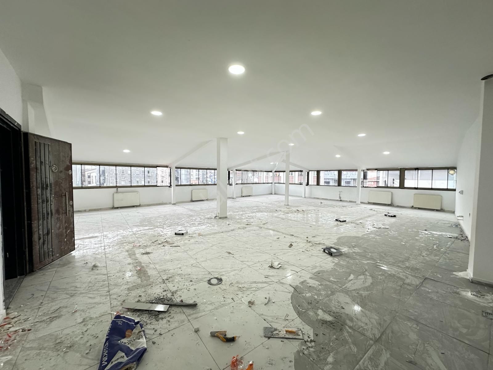 Loft'tan Sefaköy Merkezde Kiralık 6 Katlı 1.200m2 Plaza