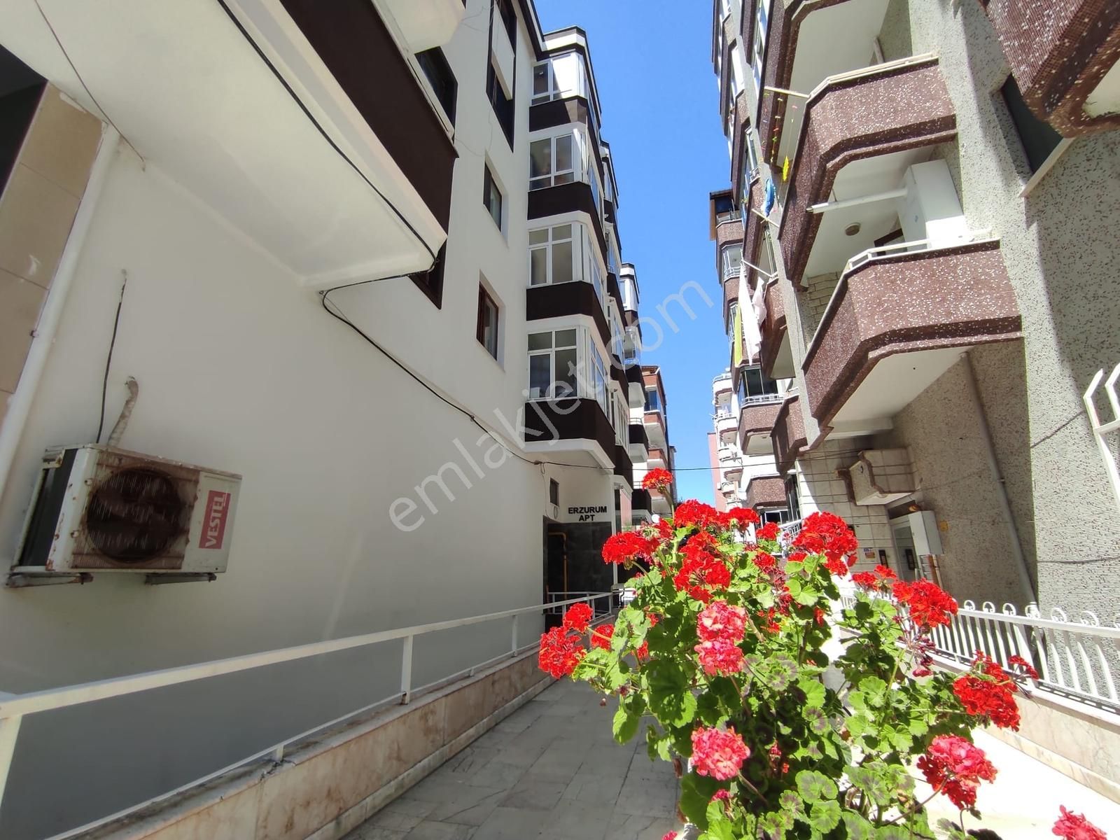 Ali Şeker'den Denizevleri Sahilde Deniz Manzaralı Satılık 3+1 - Görsel 13