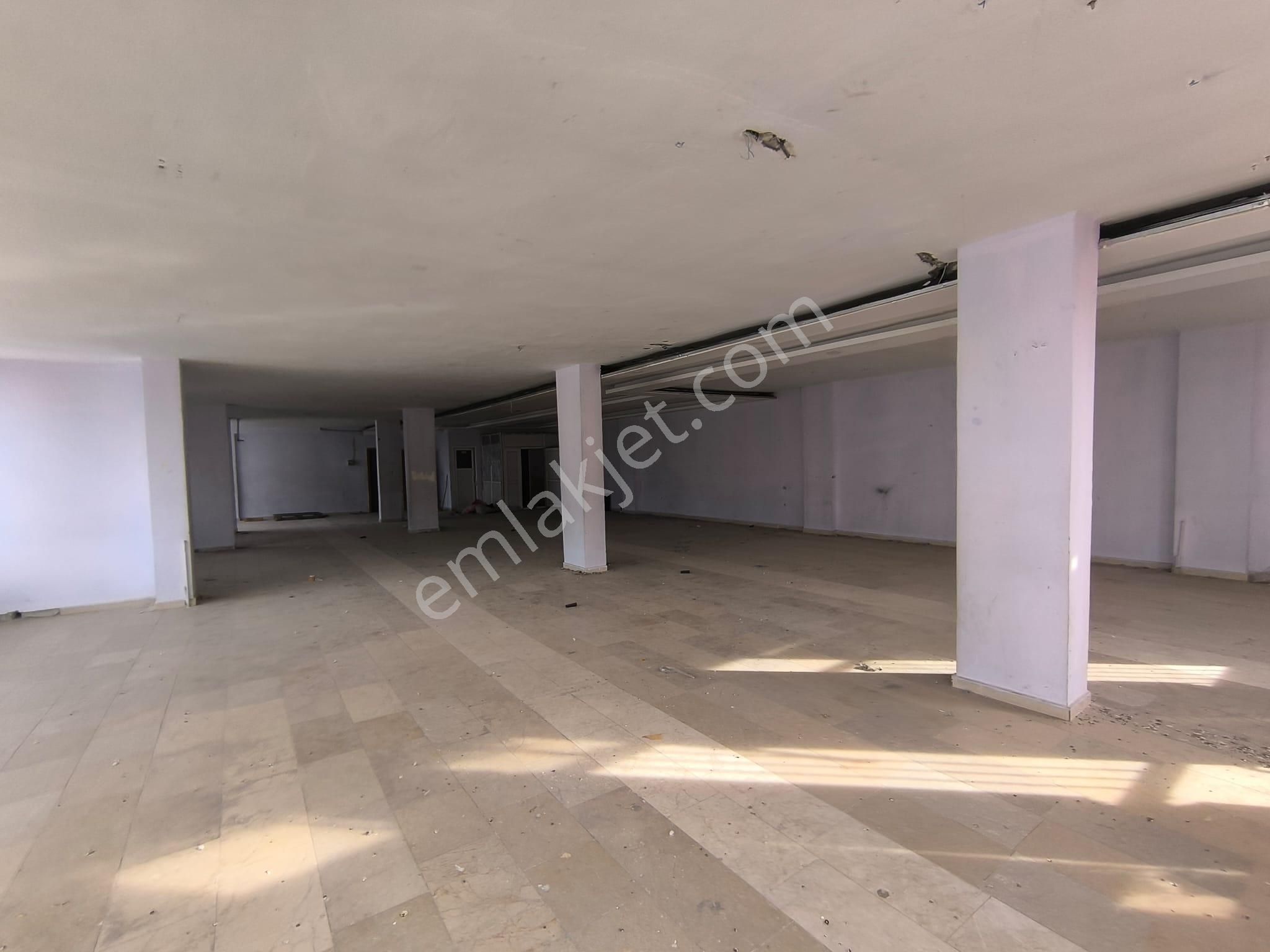 World İlkevim'den Açıksu Caddesin Ana Cadde Üzerinde 5 Katl Kiralıkı İş Binası