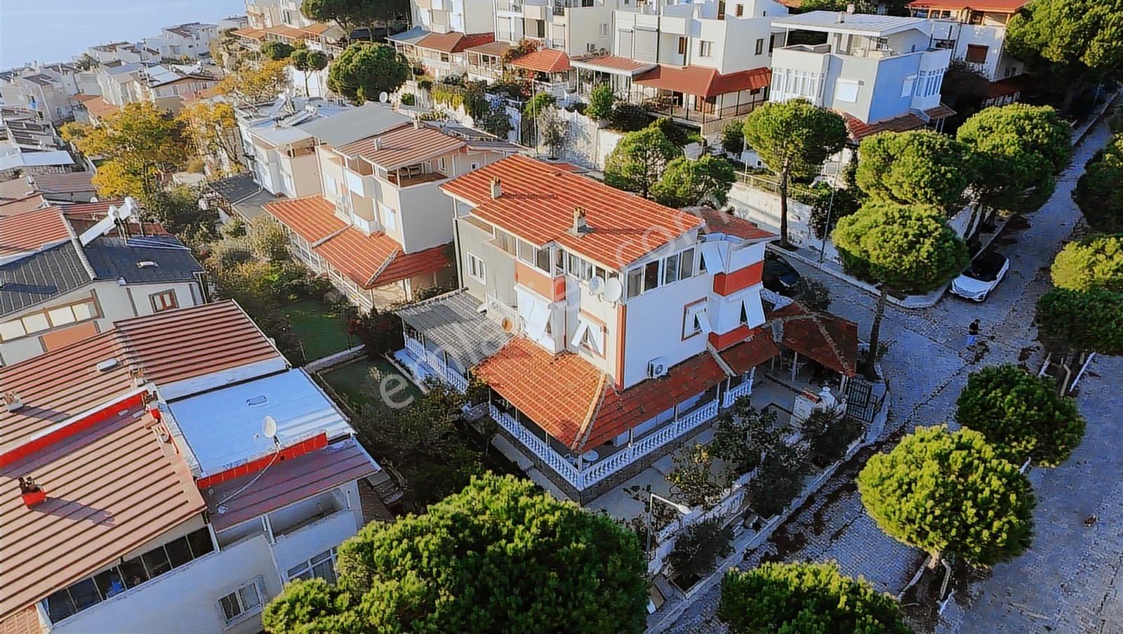 Seferihisar Akarca'da Bahçeli Köşe Konum 6+1 Triblex Villa