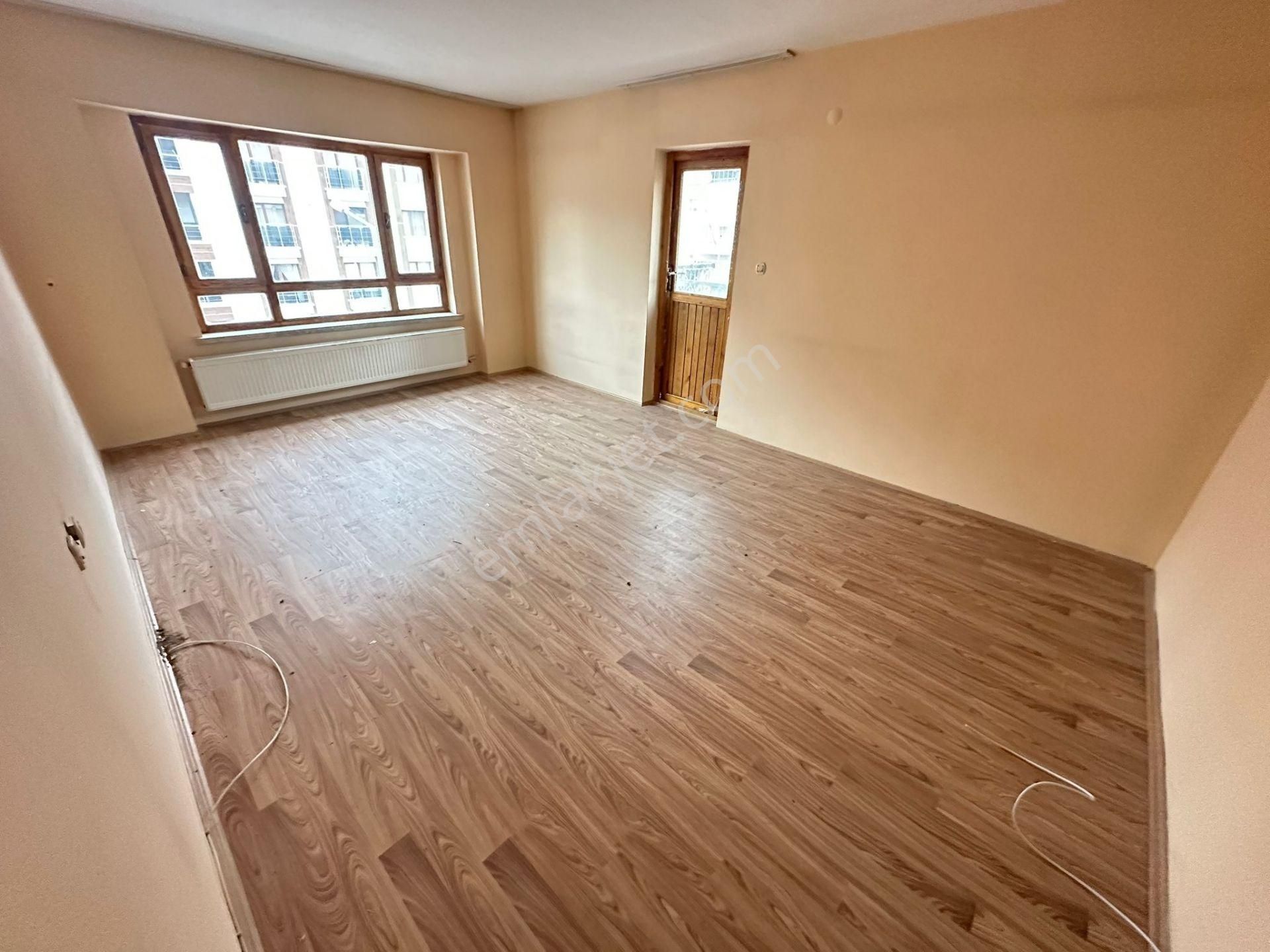 Oymaklar'dan 19 Mayıs Cad. Üzerinde Orta Katta 3+1 Bağımsız