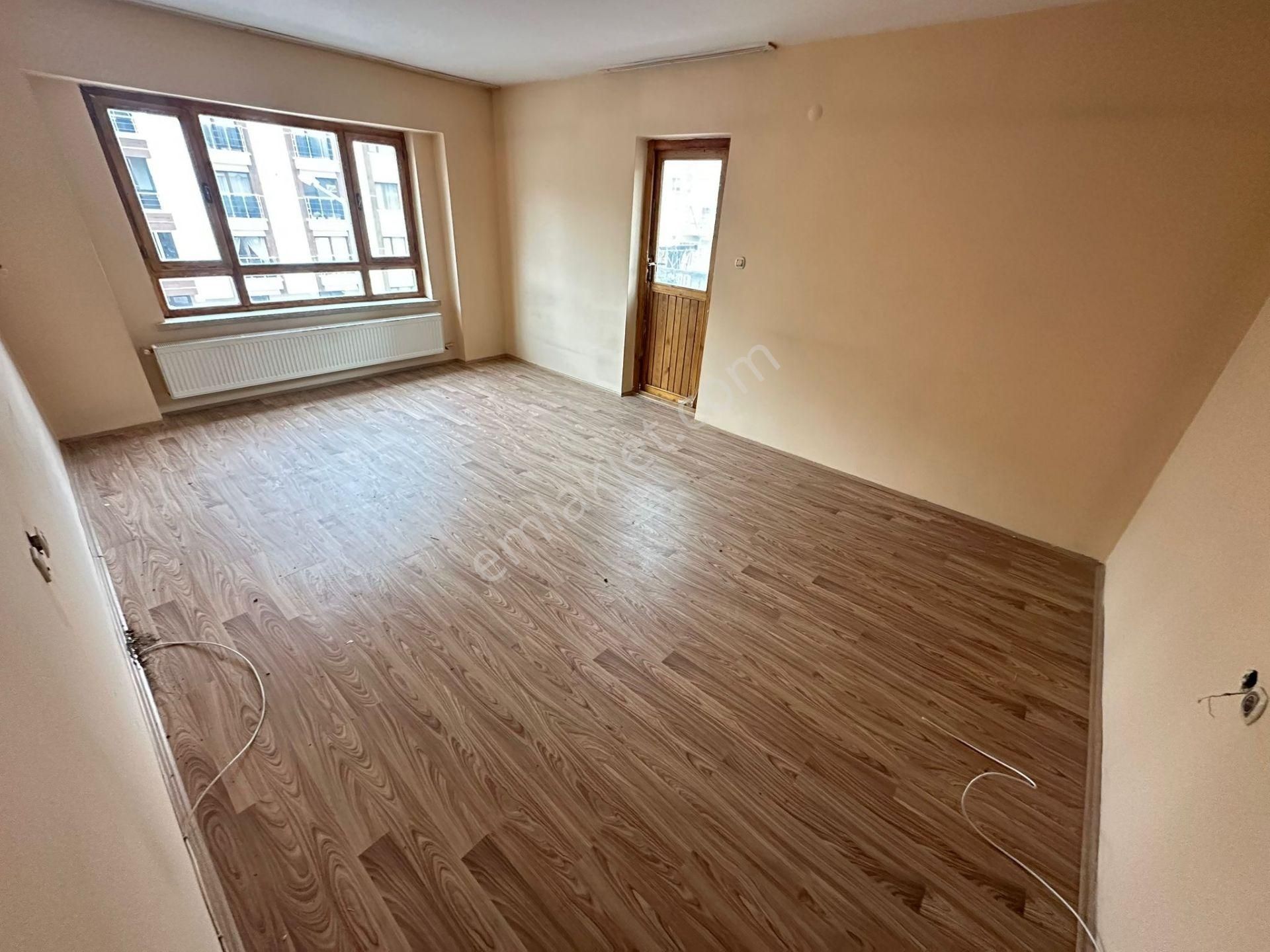 Oymaklar'dan 19 Mayıs Cad. Üzerinde Orta Katta 3+1 Bağımsız - Görsel 2