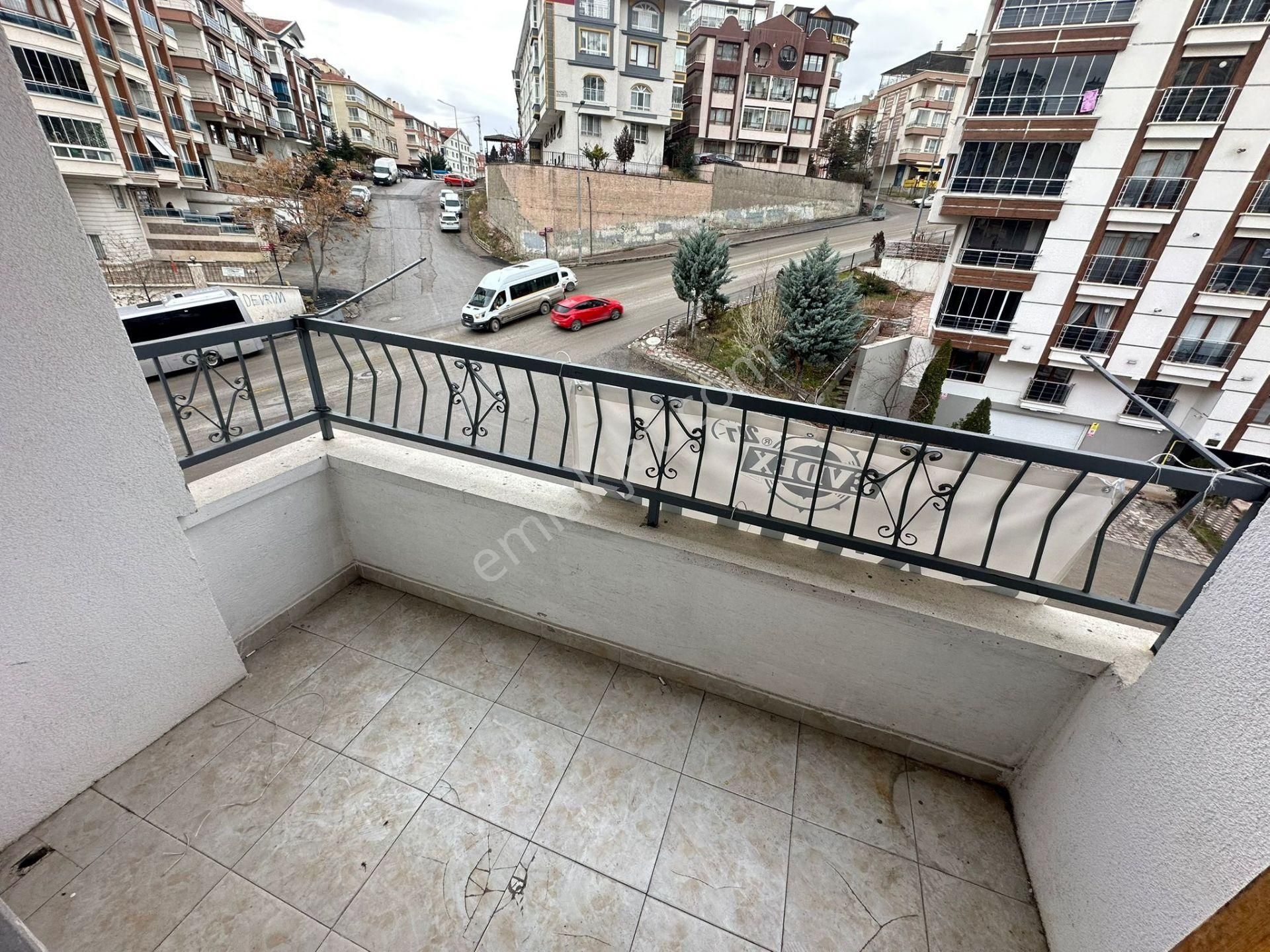 Oymaklar'dan 19 Mayıs Cad. Üzerinde Orta Katta 3+1 Bağımsız - Görsel 8