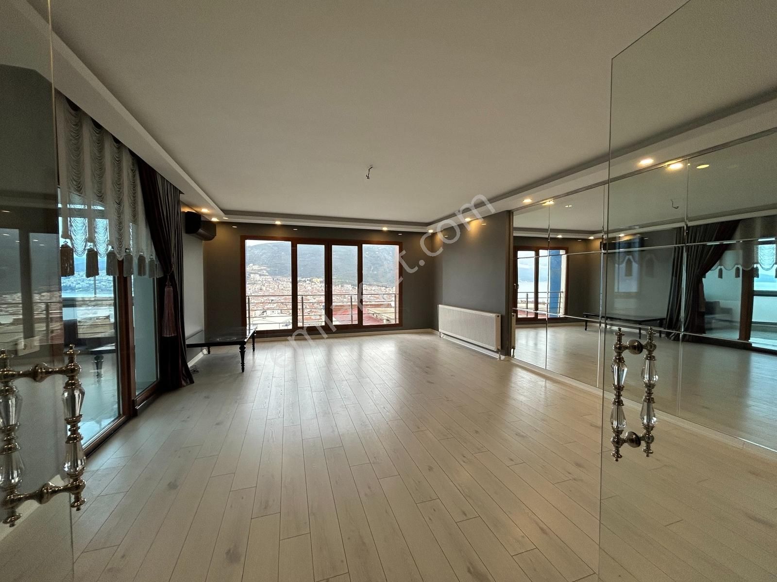 Gemlikte Deniz Manzaralı Satılık 5+1 Dubleks Daire - Görsel 2