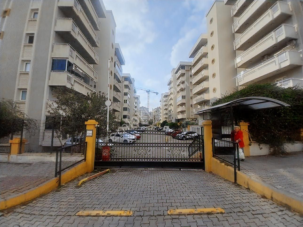 Manavkuyu Yeni Başarı Bloklarında Geniş 3+1 Satılık Daire.