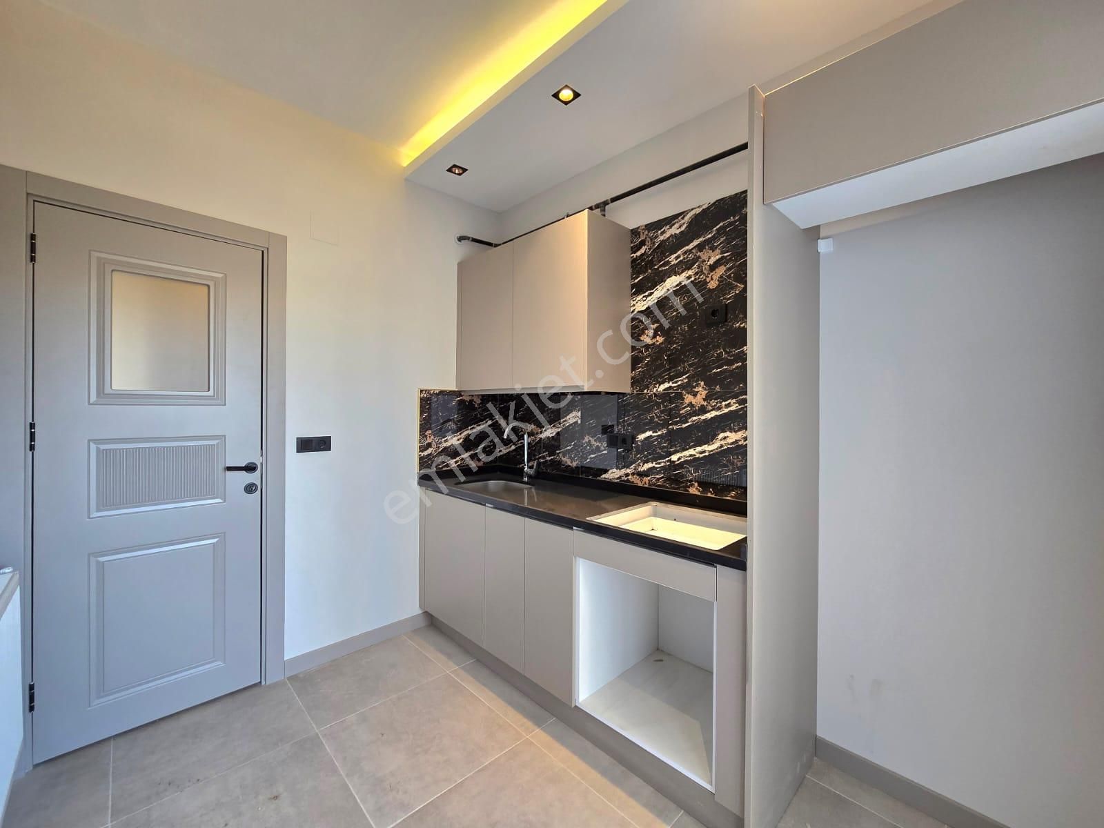 Seyhan Kıyı Boyu Mithatpaşa Bulvar Üzeri Site İçi Hasarsız Raporlu Kapalı Mutfaklı Alternatifsiz