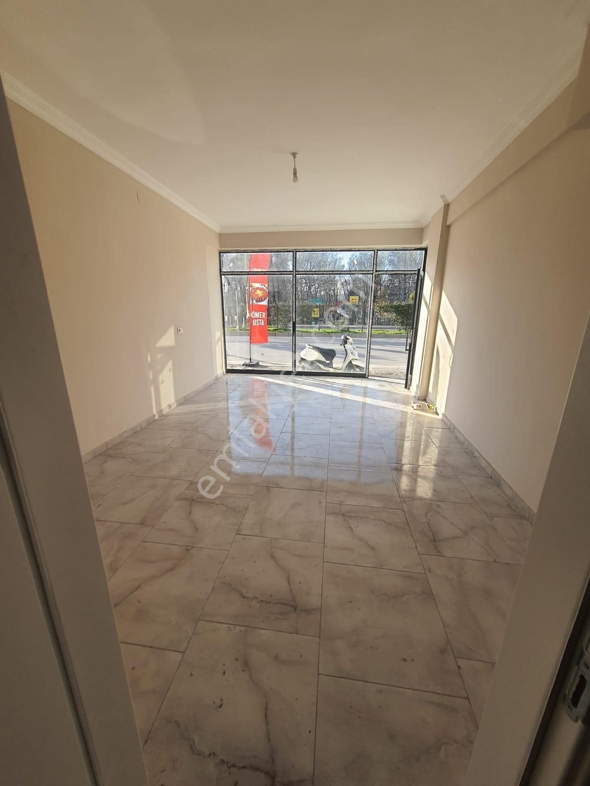 Stop’tan Altıntaş Gazi Bulvarı Caddesi Üzerinde Kiralık Dükkan