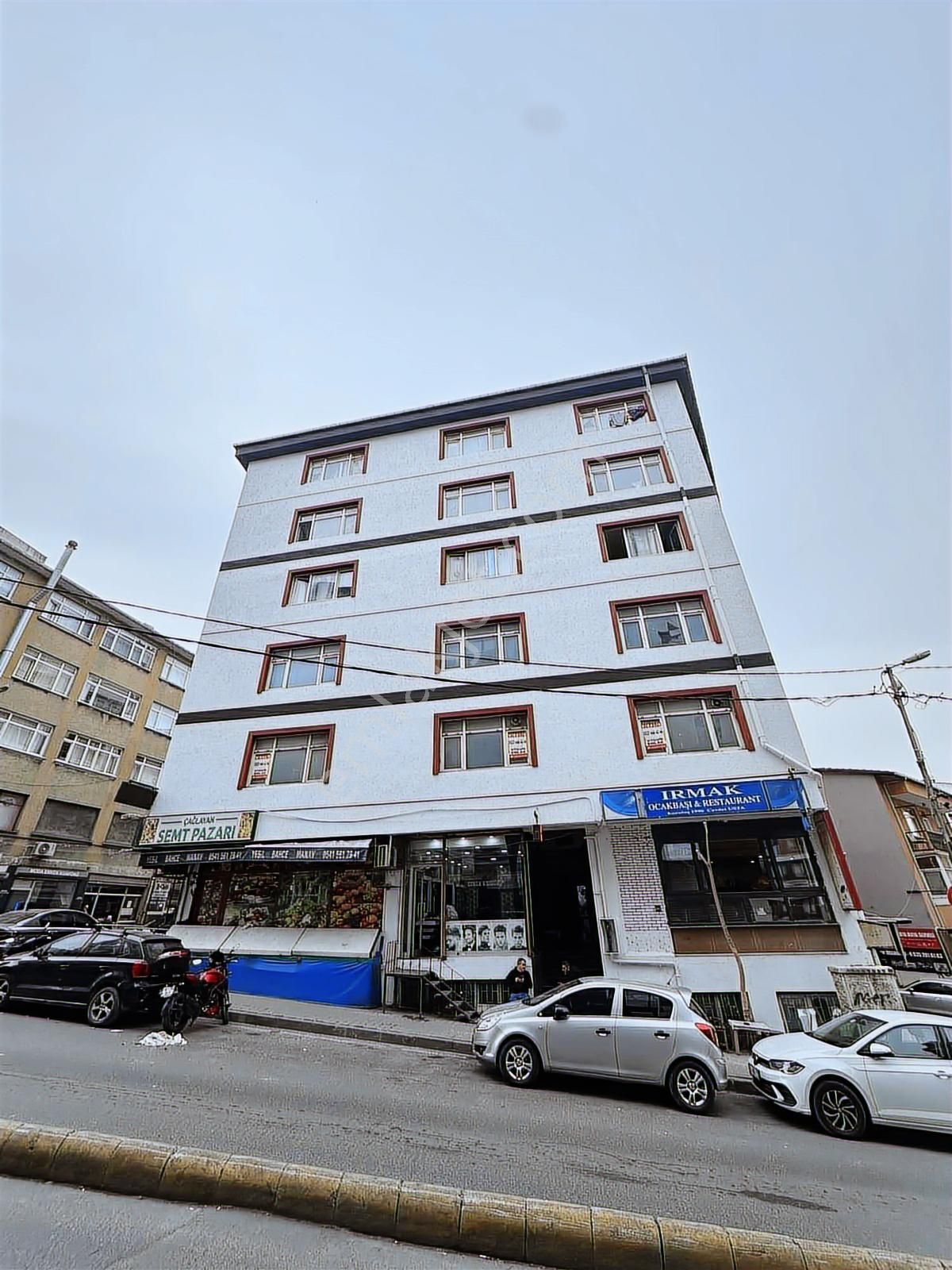 Uygun Emlaktançağlayan Caddeüstünde Kiralık 330m2 Komple Camlı