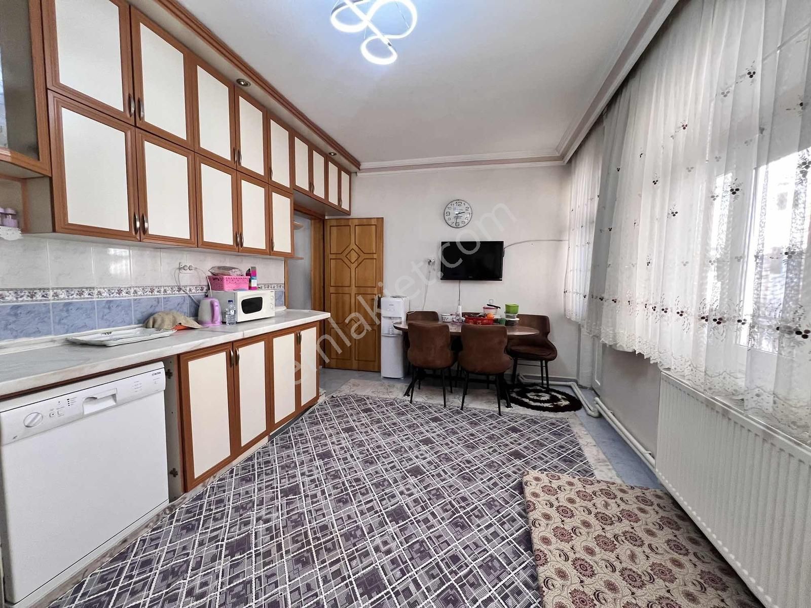 Aydınlıkevler'de Mükemmel Konum !!! 3+1 Arakat Satılık Daire - Görsel 13