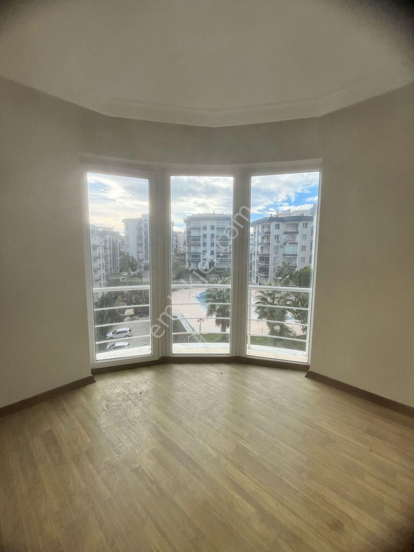 Havuzlu Sitede Ebeveyn Banyolu 3+1 Daire - Görsel 18