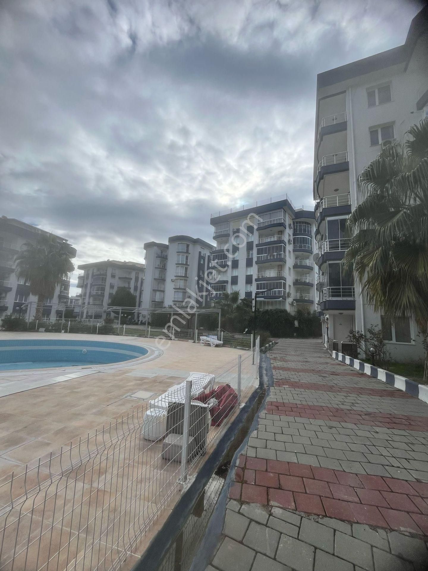 Havuzlu Sitede Ebeveyn Banyolu 3+1 Daire - Görsel 4