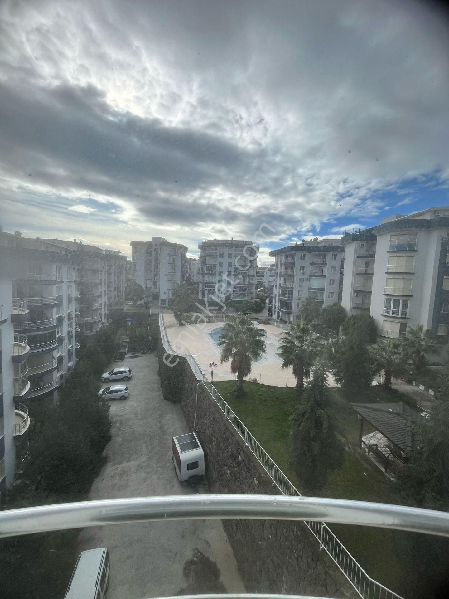 Havuzlu Sitede Ebeveyn Banyolu 3+1 Daire - Görsel 11