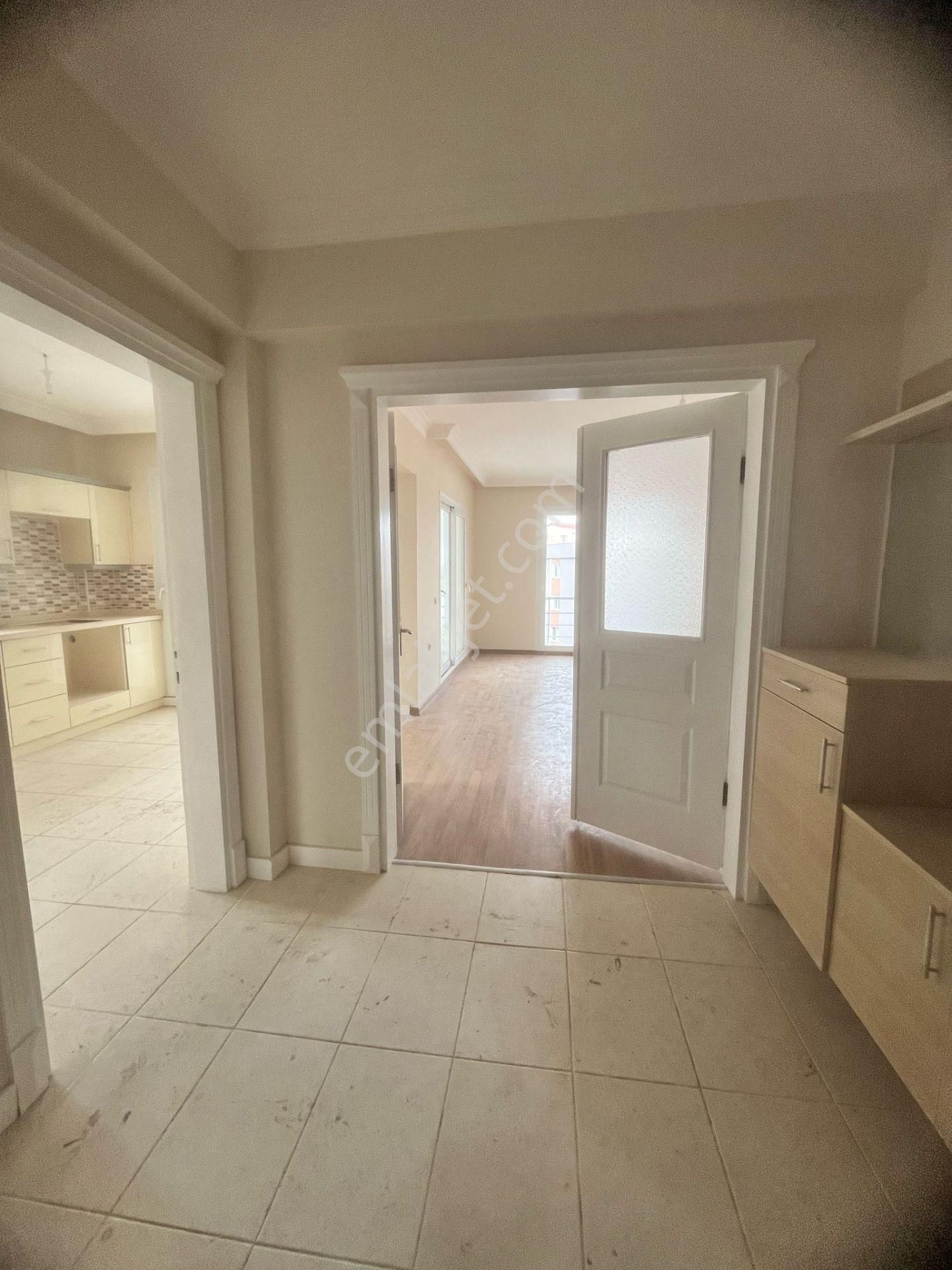 Havuzlu Sitede Ebeveyn Banyolu 3+1 Daire - Görsel 13