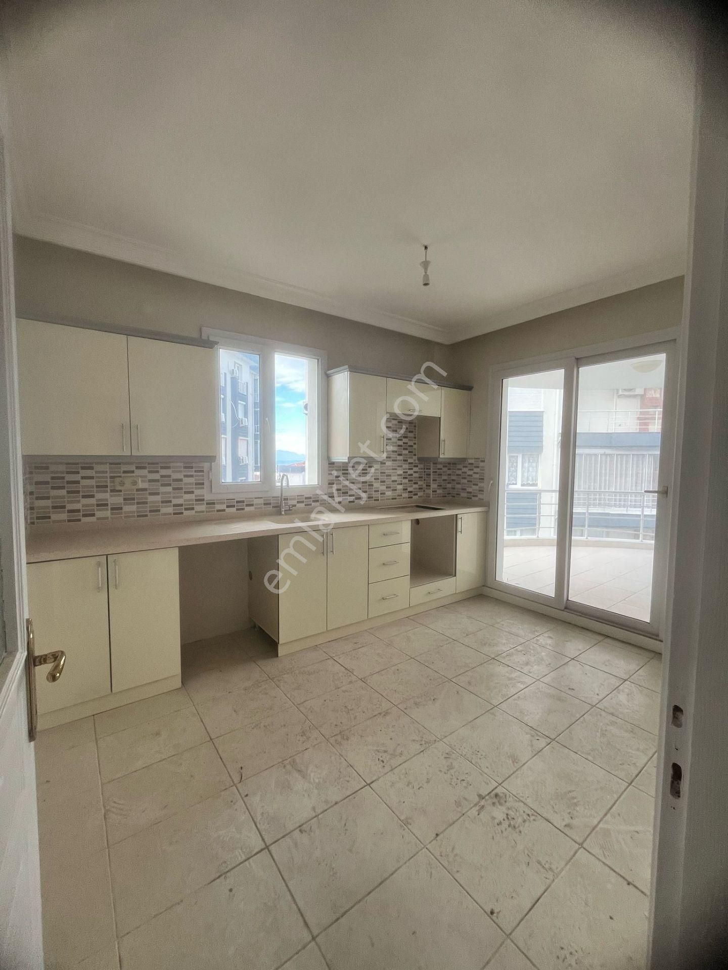 Havuzlu Sitede Ebeveyn Banyolu 3+1 Daire - Görsel 15