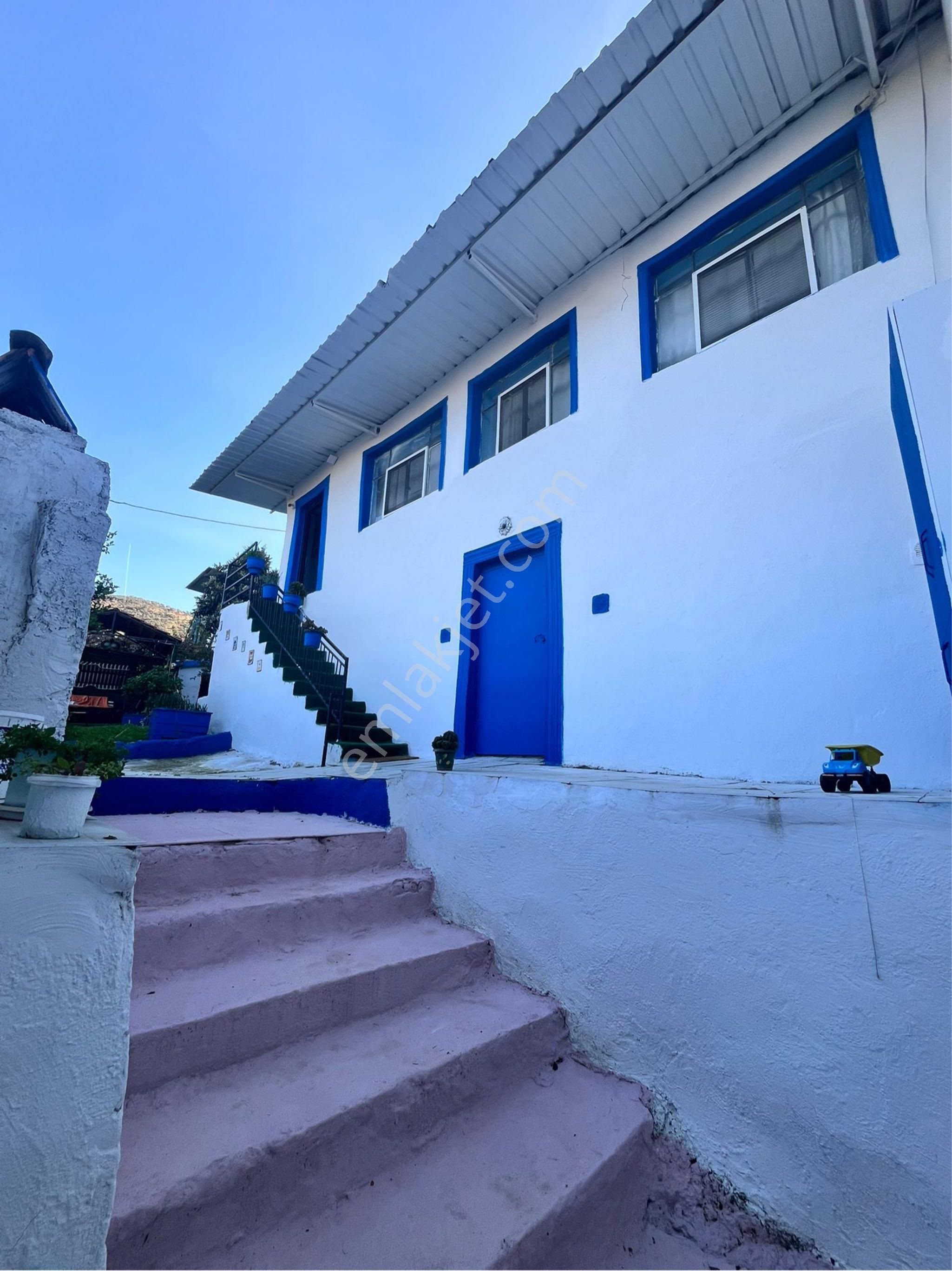 Aydın Koçarlı Merkezde Muhteşem Manzaralı Müstakil Taş Ev