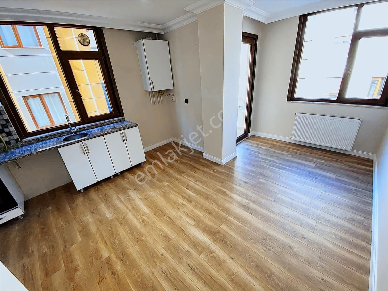 Küçükyalı'da Marmaray Metro Yakın Ön Köşe Balkonlu 2+1!