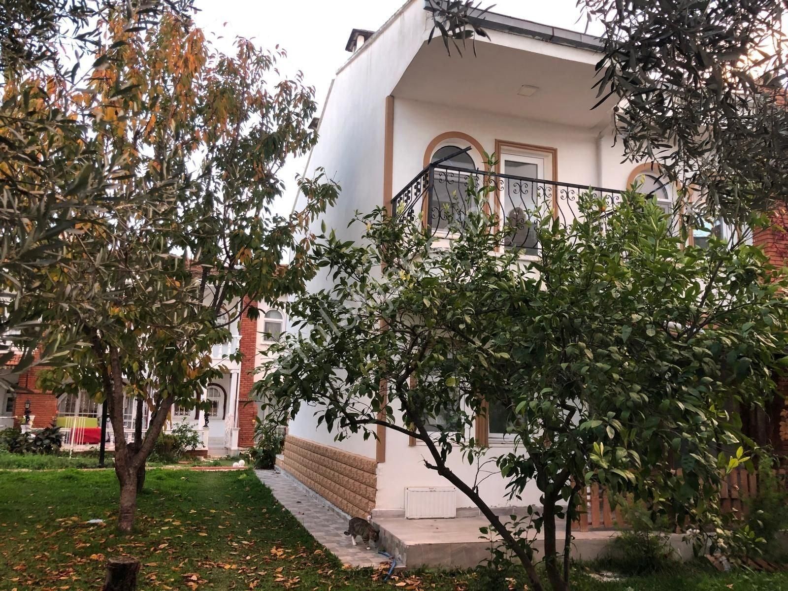 Havuzlu Sitede 3+1 Sarımsaklı Altınova Arası Satılık Villa