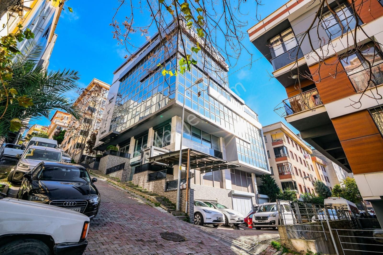 Kiralık 3 Kotlu Giriş Dükkan Bakımlı Bina Tavan 5 M 2.450 M²