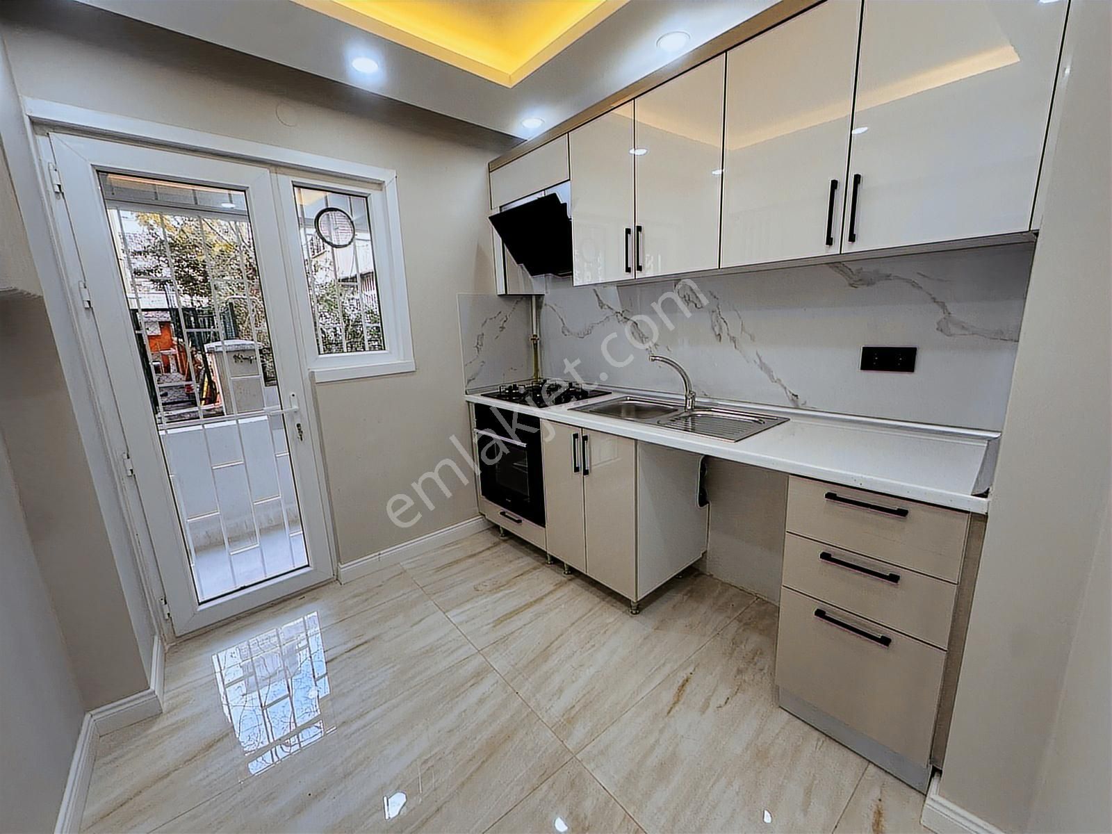 Tamiş'den Küçükyalı Çamlık Sahilde Ayrı Mutfaklı Balkonlu Geniş