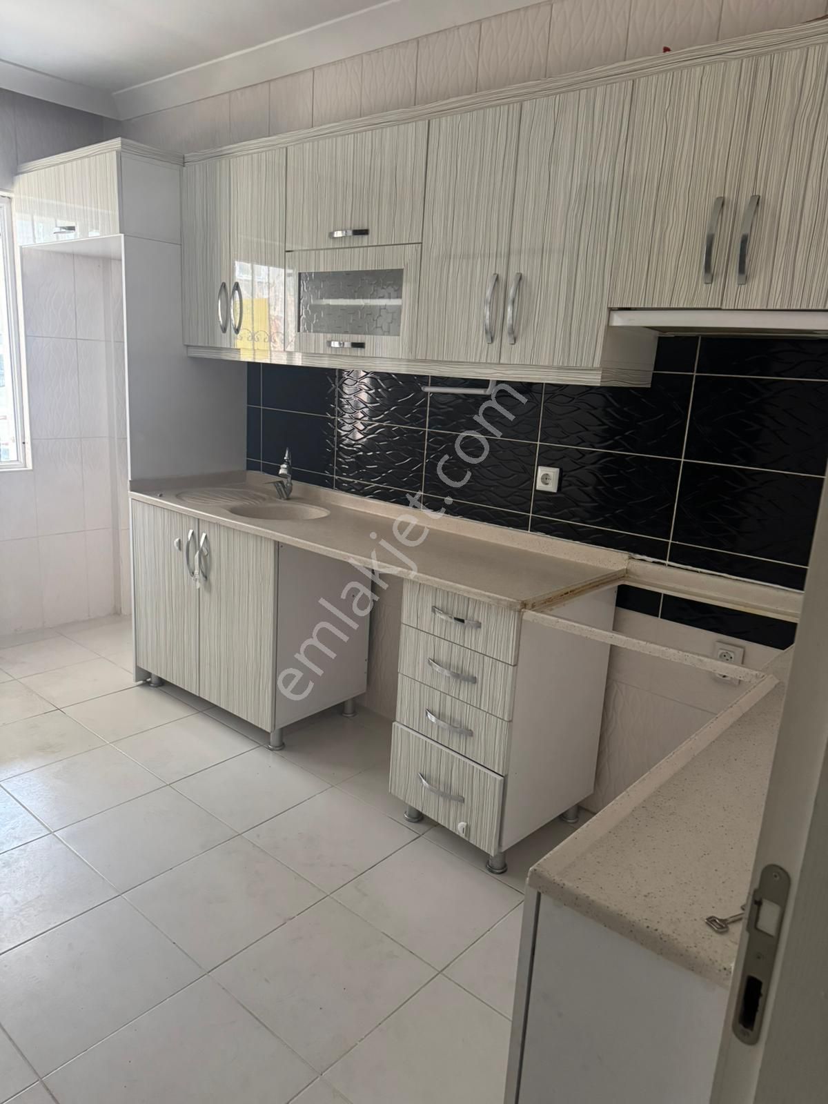 Başpınar'da Orhan Kemal Caddesi Yakını Asansörlü 3+1 1.katta Satılık Daire !!