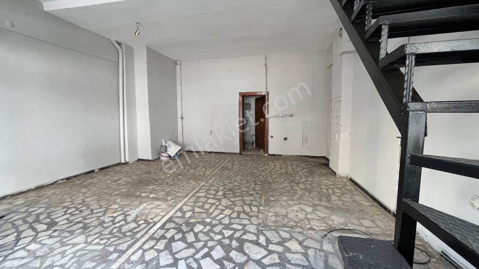Marmaris Tepe Mahallesinde Kiralık Asma Katlı Dükkan - Görsel 3